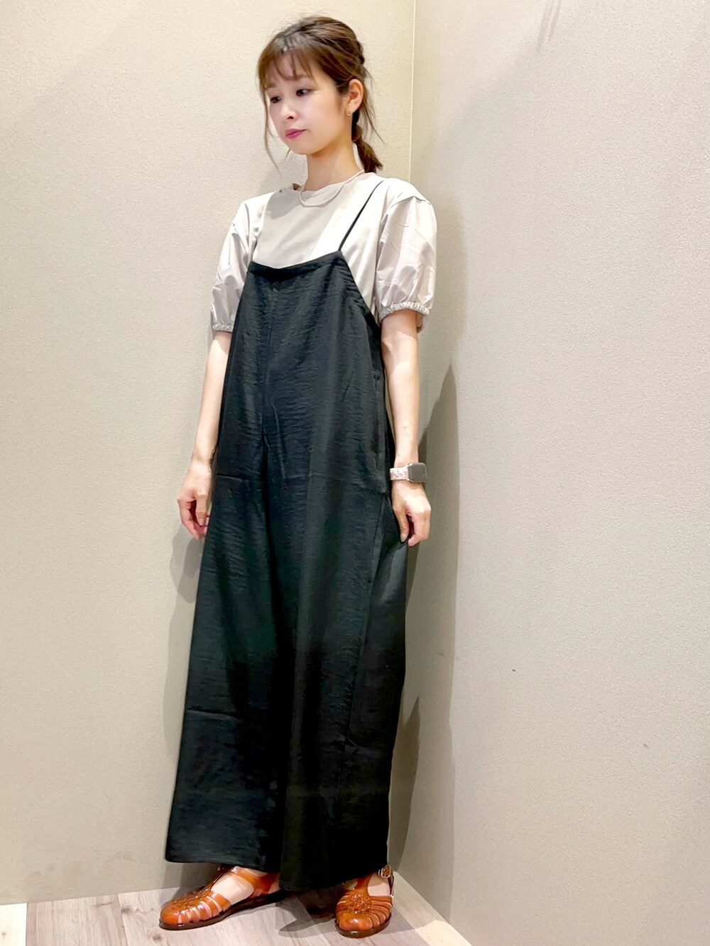 「夏、シンプル、サンダル、ワンピース、サロペット、ママファッション」｜「Green　Parksの・ジェリーサンダル（サンダル、ブラウン系）」を使った、chiyokoさん（レディース・157cm）の夏コーディネートの2枚目の写真
