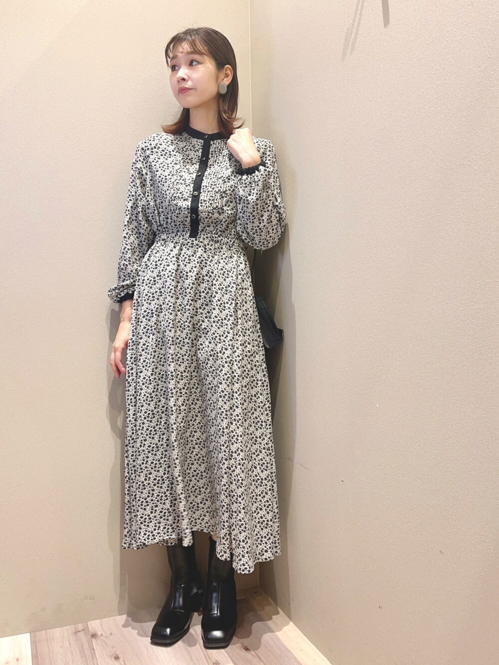「グリーンパークス、Green Parks、花柄ワンピース、ノーカラージャケット、ブーツコーデ」｜「Green　Parksのスエード調クルーネックブルゾン＊（ブルゾン、グレー系）」を使った、chiyokoさん（レディース・157cm）の秋コーディネートの3枚目の写真