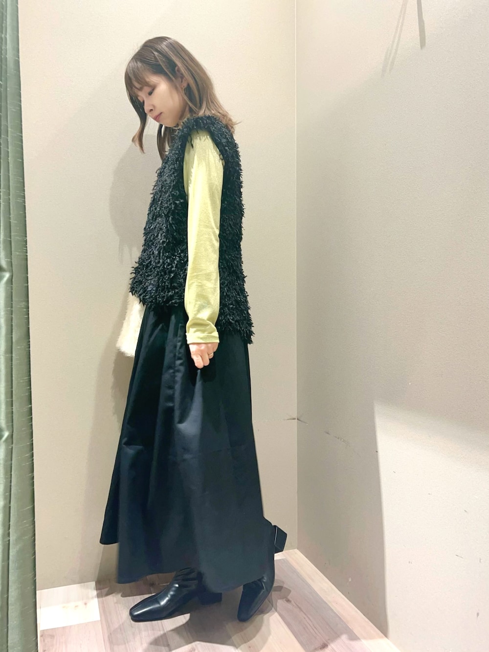 「大人カジュアル、フェザーベスト、キャミワンピース、ブーツコーデ、骨格ウェーブ、グリーンパークス、Green Parks」｜「Green　Parksのアイテム（ワンピース、ブラック系）」を使った、chiyokoさん（レディース・157cm）の冬コーディネートの2枚目の写真