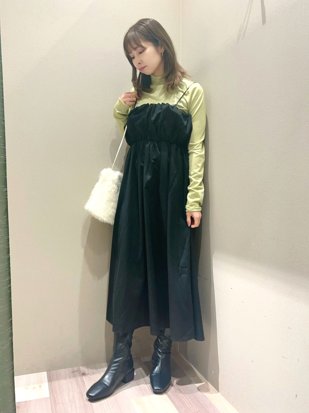 「大人カジュアル、フェザーベスト、キャミワンピース、ブーツコーデ、骨格ウェーブ、グリーンパークス、Green Parks」｜「Green　Parksのアイテム（ワンピース、ブラック系）」を使った、chiyokoさん（レディース・157cm）の冬コーディネートの3枚目の写真
