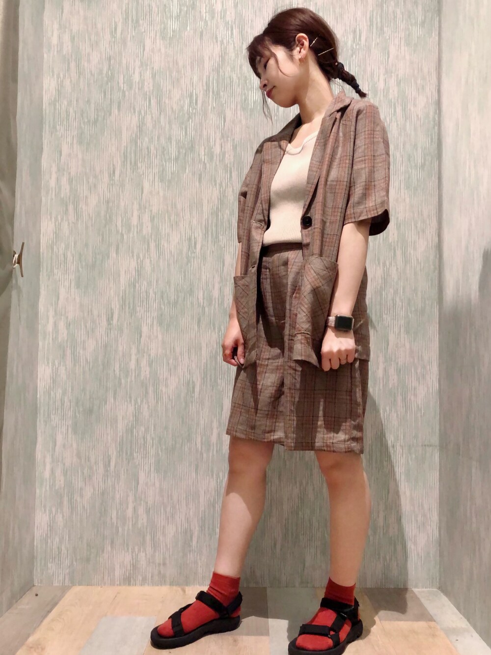 ベージュ系のタンクトップ、ブラウン系のテーラードジャケット、ブラウン系のその他パンツを着用したレディースの春コーディネートの2枚目の写真