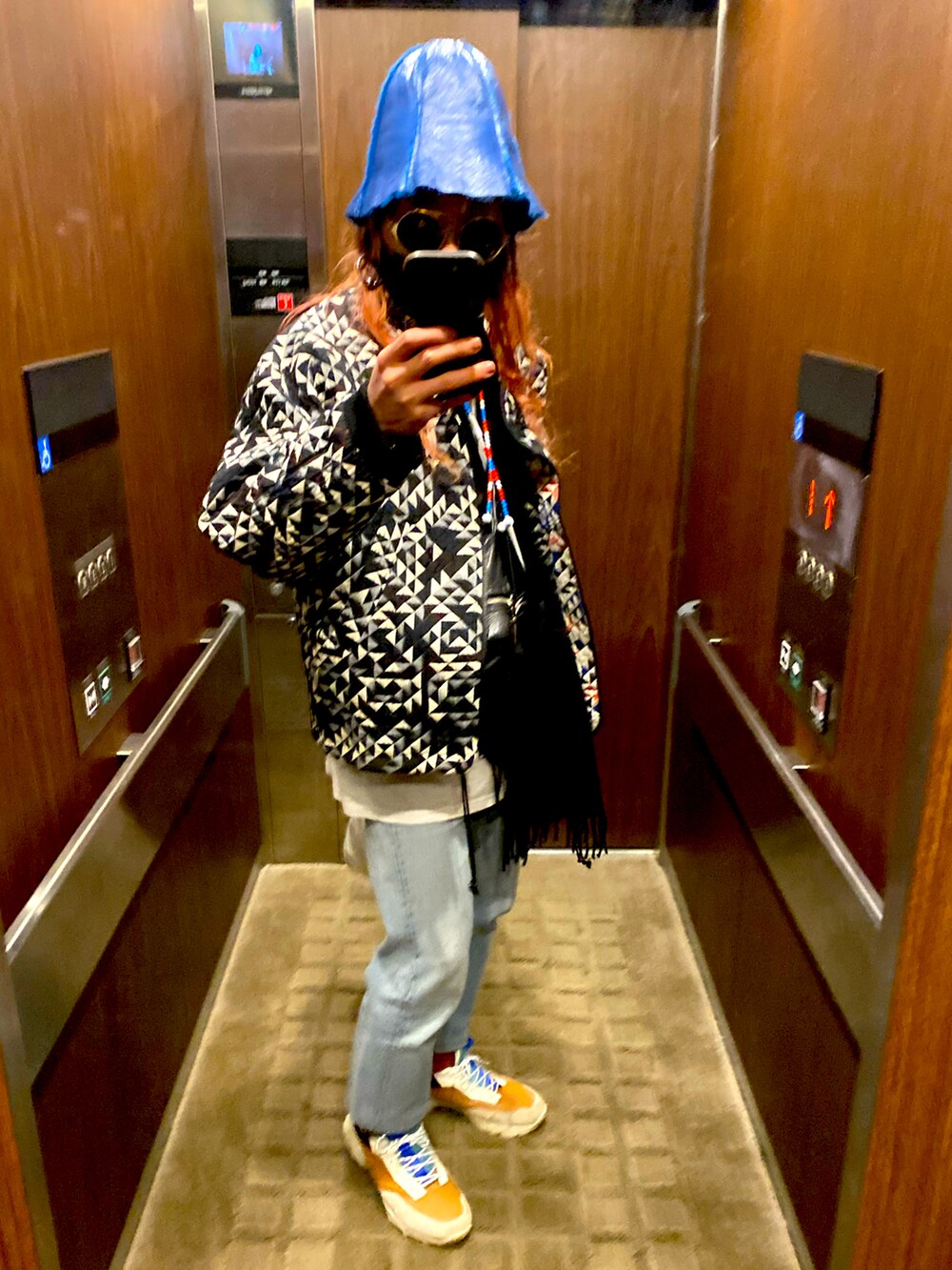 ブルー系のパンツ、ブルー系のスニーカー、その他のジャケット/アウターを着用したメンズの冬コーディネートの2枚目の写真