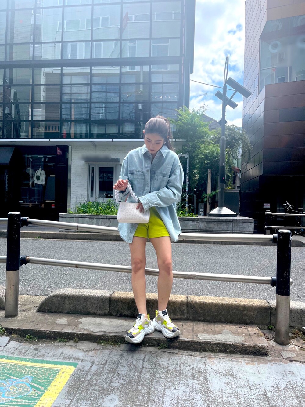 「AXchanger、AXchange、AXCatStreet、原宿、限定、ヘルシー、アクティブコーデ、ショートパンツ、シャツスタイル、初夏コーデ、休日スタイル、着回しコーデ、厚底シューズ、デニム、アンダーウェア」|「ARMANI EXCHANGEの【A|X アルマーニ エクスチェンジ】ボリュームソール レースアップスニーカー(スニーカー、その他)」を使った、Fuji☺︎Kさん(レディース・154cm)の春コーディネートの2枚目の写真