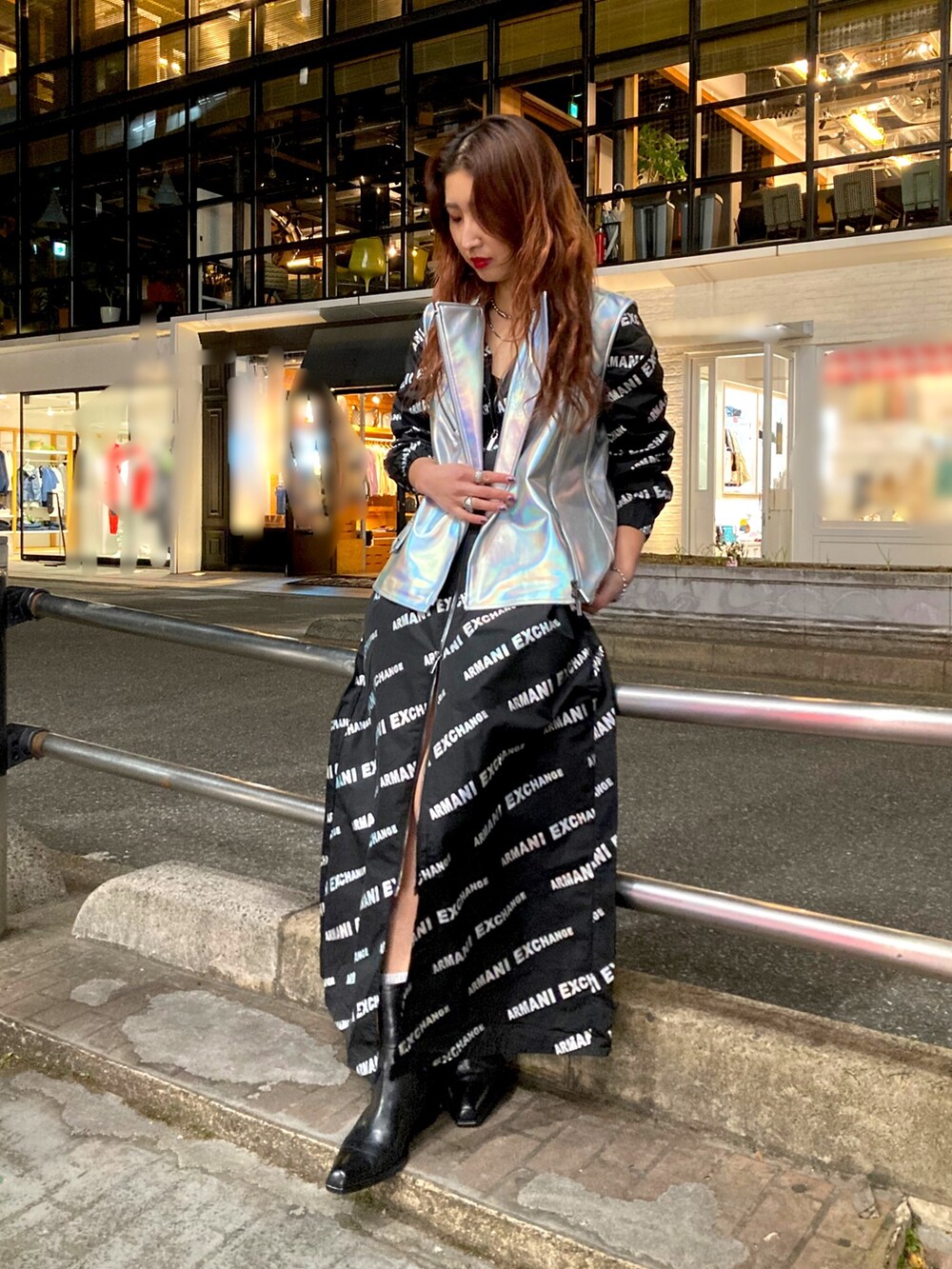 「アルマーニエクスチェンジ、AXchanger、AXchange、AXCatStreet、ロングコート、着回しコーデ、ブーツ、カジュアルコーデ、個性派、春コーデ、低身長コーデ、ワンピーススタイル、オーロラ、新作、ミニバッグ」|「ARMANI EXCHANGEのアイテム(パーカー、ブラック系)」を使った、Fuji☺︎Kさん(レディース・154cm)の冬コーディネートの2枚目の写真