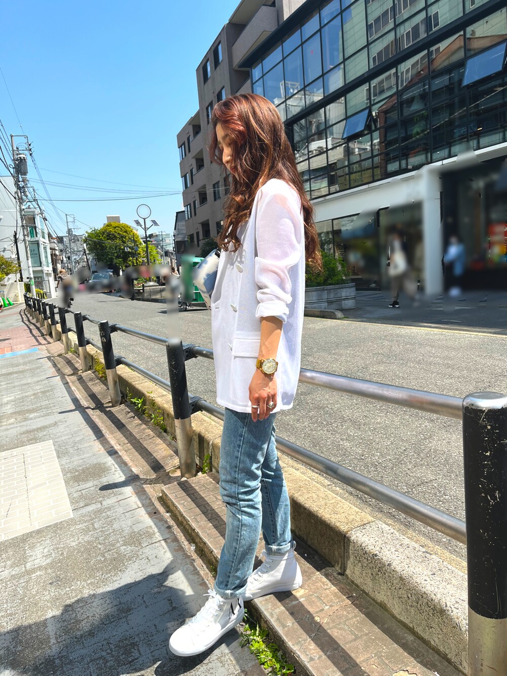 「春夏コーデ、AXchanger、AXchange、アルマーニエクスチェンジ、AXCatStreet、スニーカー、オトナカジュアル、低身長、シンプル、ボディーバッグ、限定、ジャケット、デニム、今日のコーデ、カジュアル」|「ARMANI EXCHANGEの【A|X アルマーニ エクスチェンジ】ミッドブルーウォッシュ デニムパンツ_J51 CARROT(リサイクルコットン)(デニムパンツ、ブルー系)」を使った、Fuji☺︎Kさん(レディース・154cm)の春コーディネートの3枚目の写真