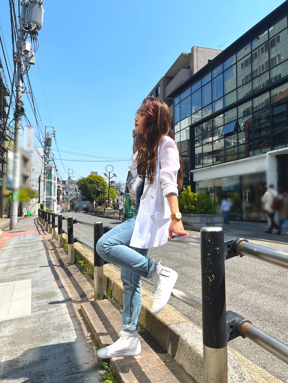 「春夏コーデ、AXchanger、AXchange、アルマーニエクスチェンジ、AXCatStreet、スニーカー、オトナカジュアル、低身長、シンプル、ボディーバッグ、限定、ジャケット、デニム、今日のコーデ、カジュアル」|「ARMANI EXCHANGEの【A|X アルマーニ エクスチェンジ】ミッドブルーウォッシュ デニムパンツ_J51 CARROT(リサイクルコットン)(デニムパンツ、ブルー系)」を使った、Fuji☺︎Kさん(レディース・154cm)の春コーディネートの2枚目の写真