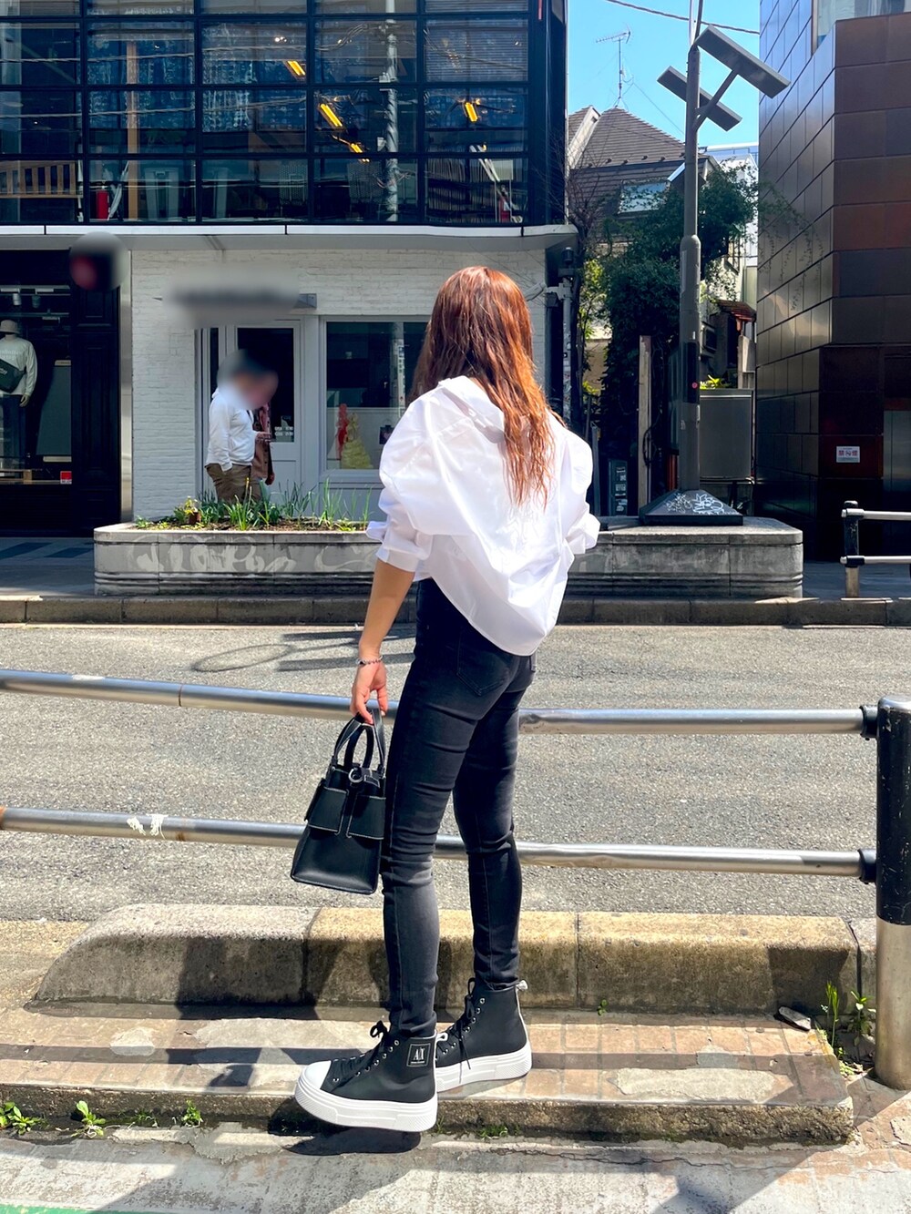 「AXchanger、AXchange、アルマーニエクスチェンジ、AXCatStreet、着回しコーデ、デニム、シャツスタイル、春服みてみて、スタイルアップ、低身長コーデ、モノトーン、ママコーデ、ショップスタッフのアクティブコーデ、ショップスタッフのモノトーン、ショップスタッフのスタイルアップ術」|「ARMANI EXCHANGEの【A|X アルマーニ エクスチェンジ】ボリュームソール レザーハイカットスニーカー(スニーカー、ブラック系)」を使った、Fuji☺︎Kさん(レディース・154cm)の春コーディネートの2枚目の写真