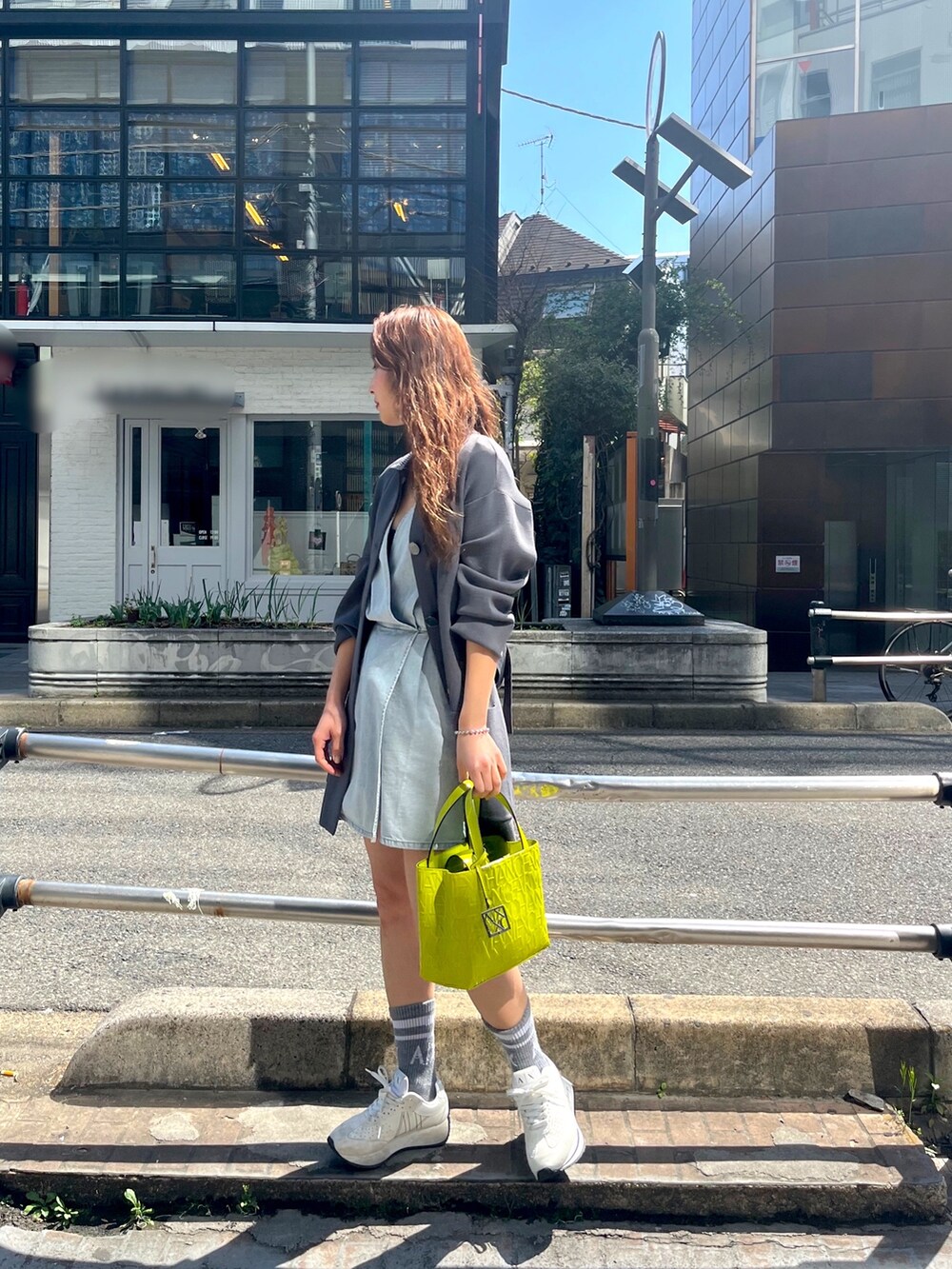 「AXchanger、AXchange、AXCatStreet、アルマーニエクスチェンジ、原宿、限定、春服みてみて、休日スタイル、春コーデ、白スニーカー、着回しコーデ、低身長コーデ、デニム、カーディガン、休日コーデ」｜「ARMANI EXCHANGEの【A|X アルマーニ エクスチェンジ】ボリュームソール　レースアップスニーカー（スニーカー、ホワイト系）」を使った、Fuji☺︎Kさん（レディース・154cm）の春コーディネートの2枚目の写真