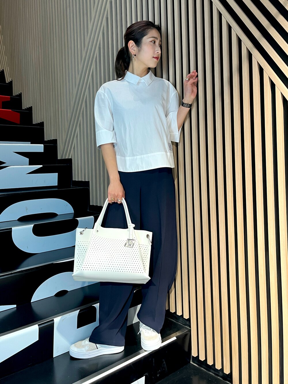 「シャツスタイル、AXchanger、アルマーニエクスチェンジ、AXchange、AXCatStreet、低身長、大人カジュアル、お出かけコーデ、ジャケット、セットアップスタイル、トートバッグ、きまわしコーデ、ママファッション、キレイめ、襟付きトップス」|「ARMANI EXCHANGEの【A|X アルマーニ エクスチェンジ】A|Xロゴパッチ コンパクトシャツ(シャツ/ブラウス、ホワイト系)」を使った、Fuji☺︎Kさん(レディース・154cm)の春コーディネートの3枚目の写真