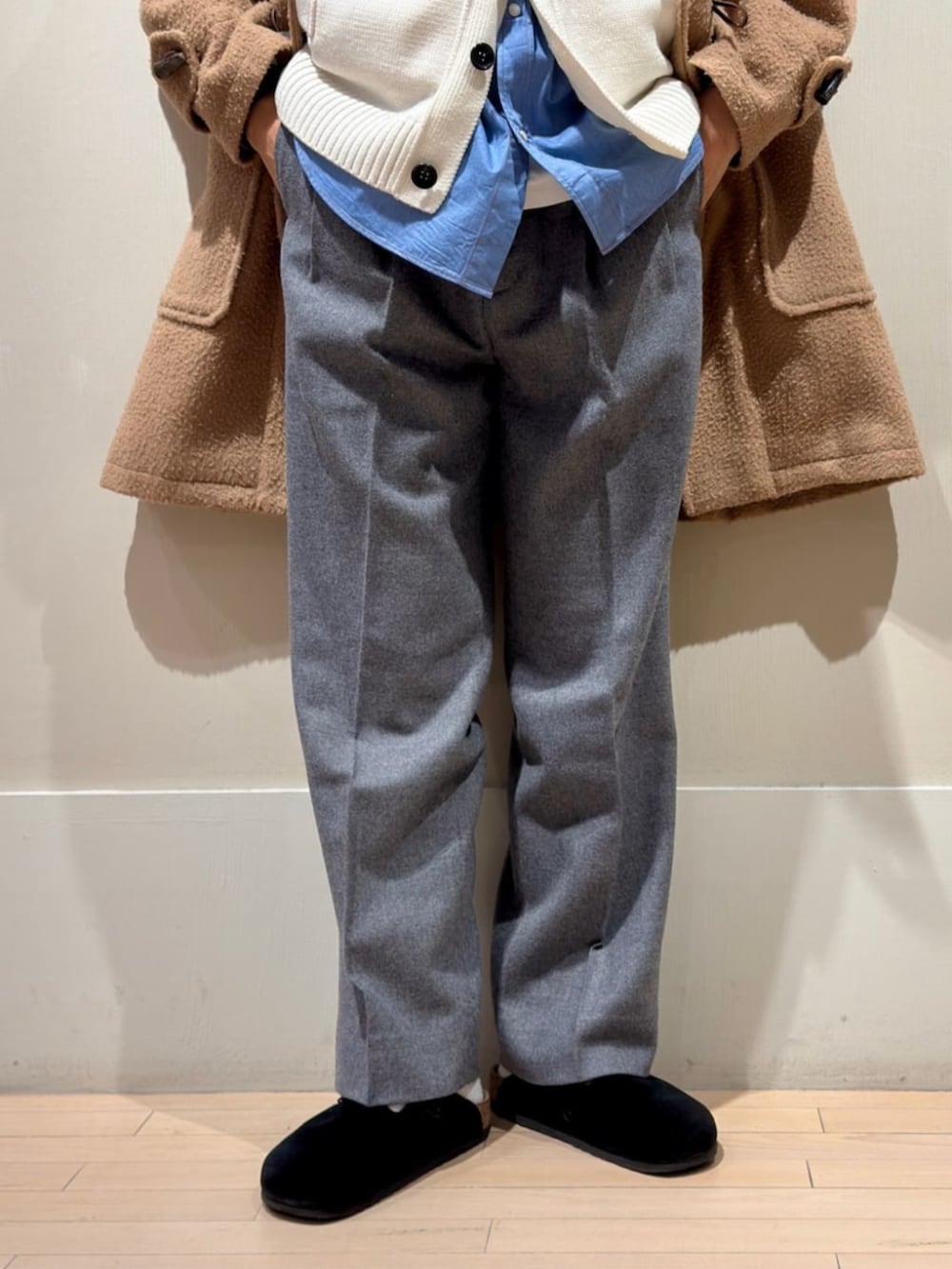 「TOMORROWLAND、トゥモローランド、TOMORROWLAND tricot、gloverall、MAISON et VOYAGE、ダッフルコート、別注、ブルー、カシミヤストール、カーディガン、ウエスタンシャツ、デニムシャツ、カジュアル」｜「TOMORROWLAND のコットンデニム ウエスタンシャツ（シャツ/ブラウス、ブルー系）」を使った、Mashio_TOMORROWLANDさん（メンズ・175cm）の秋コーディネートの4枚目の写真