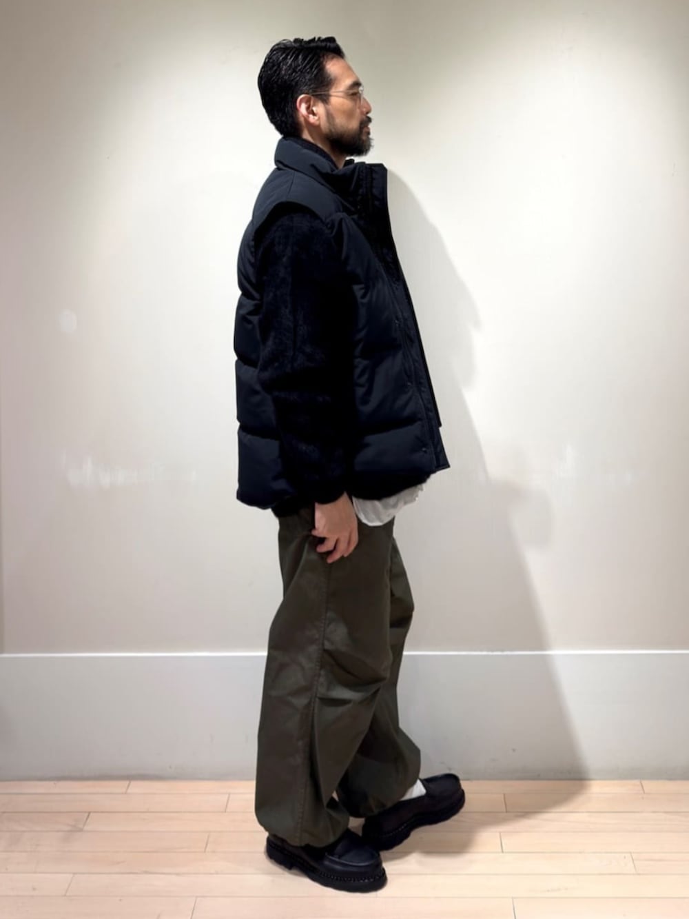 「TOMORROWLAND、トゥモローランド、ショールカラー、ショールカラーカーデ、カーディガン、CANADA GOOSE、Paraboot、ダウンベスト、デイリーカジュアル」｜「TOMORROWLAND のフォックスカシミヤ ショールカラーカーディガン（カーディガン/ボレロ、ブラック系）」を使った、Mashio_TOMORROWLANDさん（メンズ・175cm）の冬コーディネートの2枚目の写真