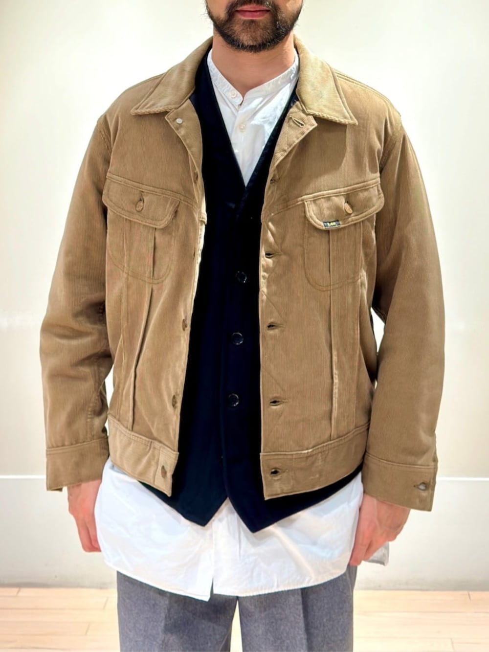 「TOMORROWLAND、トゥモローランド、Lee、VETRA、Gジャン、ブルゾン、コーデュロイジャケット、ベスト、sanders」｜「Leeの【別注】Lee コットンコーデュロイ ブルゾン（ブルゾン、イエロー系）」を使った、Mashio_TOMORROWLANDさん（メンズ・175cm）の秋コーディネートの3枚目の写真