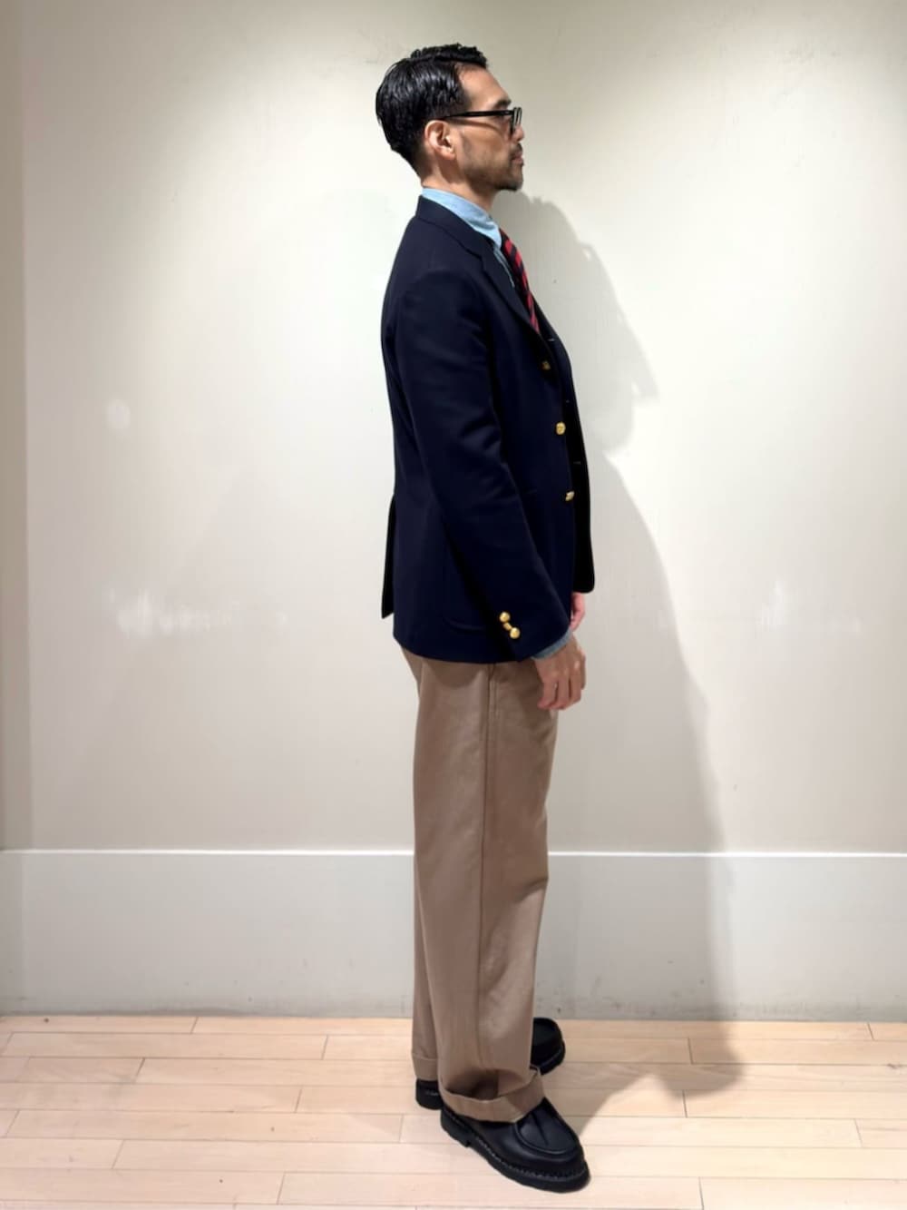 ブルー系のシャツ/ブラウス、レッド系のネクタイ、ブラック系のベルトを着用したメンズの秋コーディネートの2枚目の写真