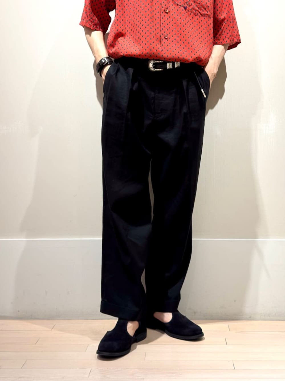 「TOMORROWLAND、トゥモローランド、GUY ROVER、mando、sanders、J&M DAVIDSON、BLANC..、半袖シャツ、別注、ミリタリーシャツ、ワイドパンツ、サングラス」｜「SANDERSの【別注】SANDERS MILITARY SANDAL スエード シューズ（サンダル、ブラック系）」を使った、Mashio_TOMORROWLANDさん（メンズ・175cm）の夏コーディネートの3枚目の写真