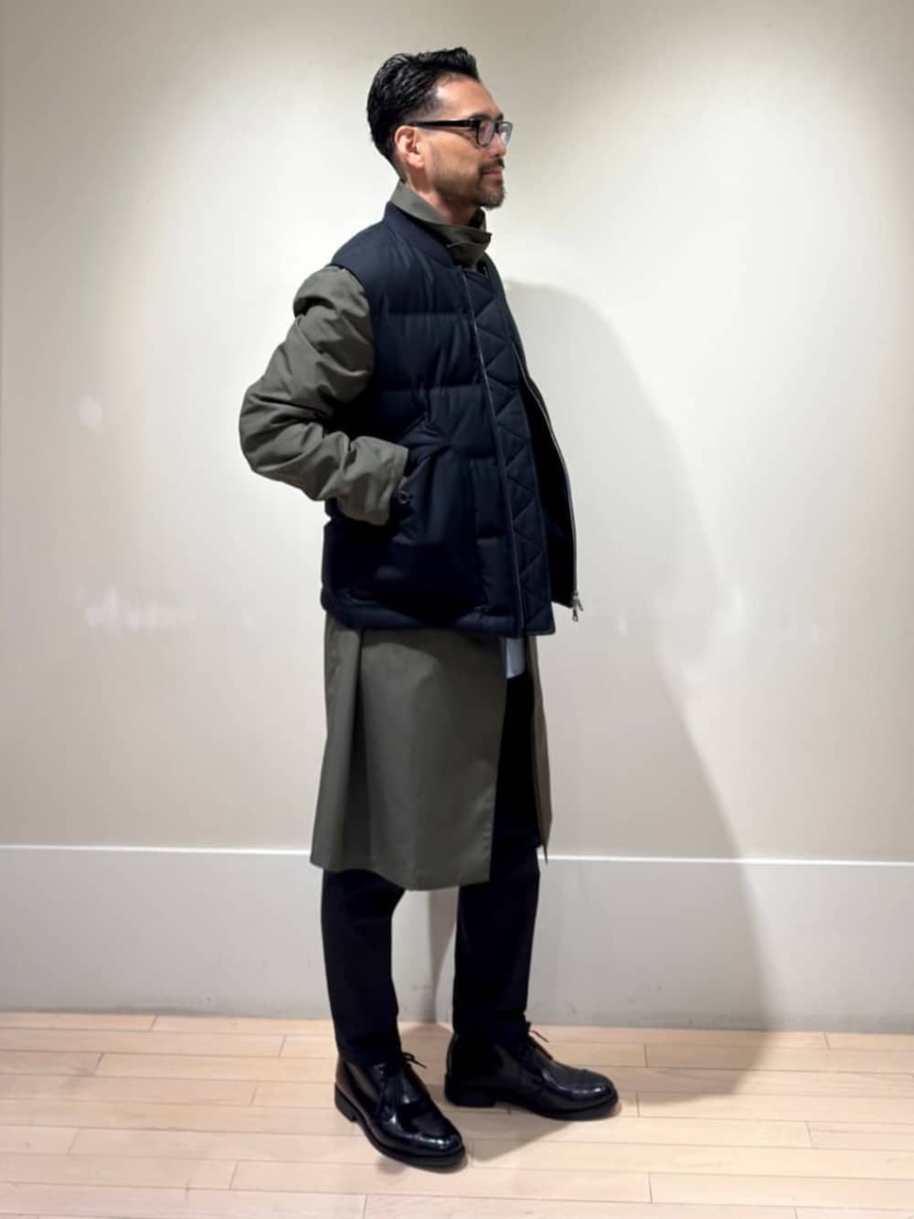 「TOMORROWLAND、トゥモローランド、MACKINTOSH、別注、ステンカラーコート、ダウンベスト、sanders、レイヤードスタイル、カーキ、カジュアル、チャッカブーツ」｜「TOMORROWLAND のウールシルクツイル ダウンベスト（ダウンベスト、ブルー系）」を使った、Mashio_TOMORROWLANDさん（メンズ・175cm）の冬コーディネートの2枚目の写真