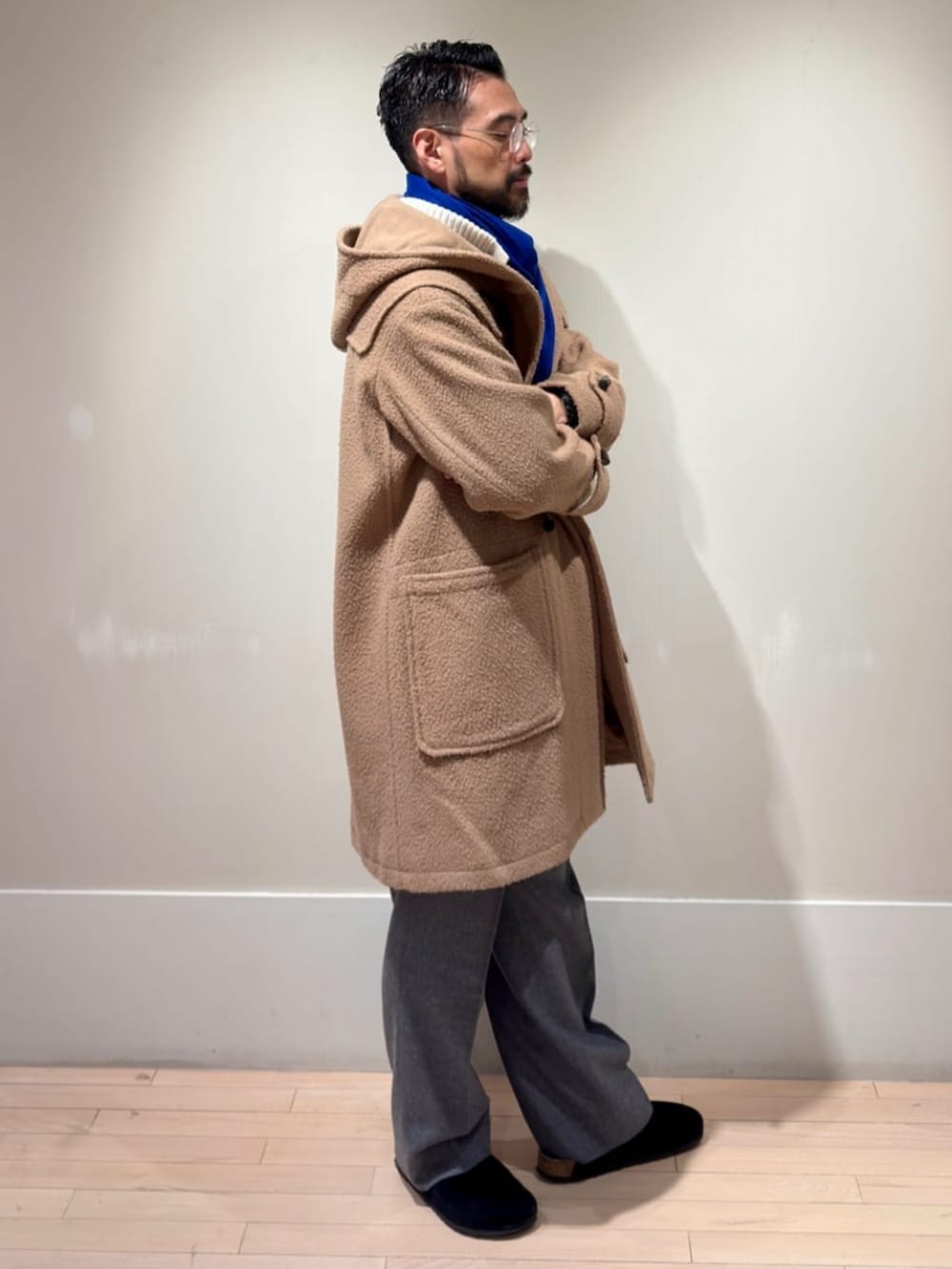 「TOMORROWLAND、トゥモローランド、TOMORROWLAND tricot、gloverall、MAISON et VOYAGE、ダッフルコート、別注、ブルー、カシミヤストール、カーディガン、ウエスタンシャツ、デニムシャツ、カジュアル」｜「TOMORROWLAND のコットンデニム ウエスタンシャツ（シャツ/ブラウス、ブルー系）」を使った、Mashio_TOMORROWLANDさん（メンズ・175cm）の秋コーディネートの2枚目の写真