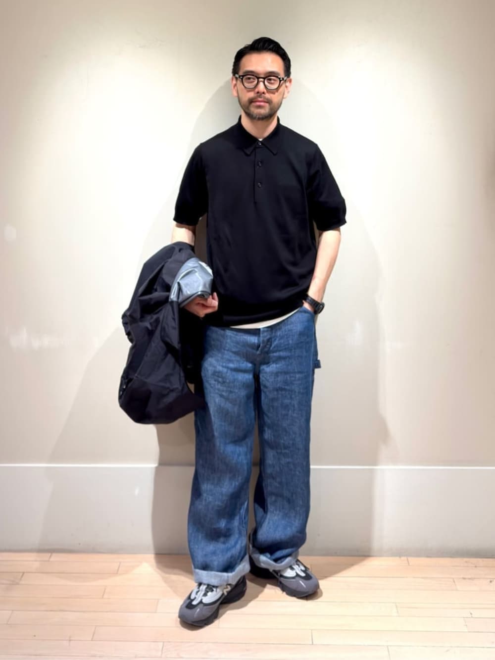 「TOMORROWLAND、TOMORROWLAND tricot、トゥモローランド、Lee、LEE、別注、ARC'TERYX、New Balance、ナイロンジャケット、ナイロンブルゾン、ゴアテックス、ペインターデニム、デニム、ニットポロ」｜「TOMORROWLAND の【別注】Lee Painter Pants 7オンスリネンデニム（デニムパンツ、ブルー系）」を使った、Mashio_TOMORROWLANDさん（メンズ・175cm）の春コーディネートの3枚目の写真