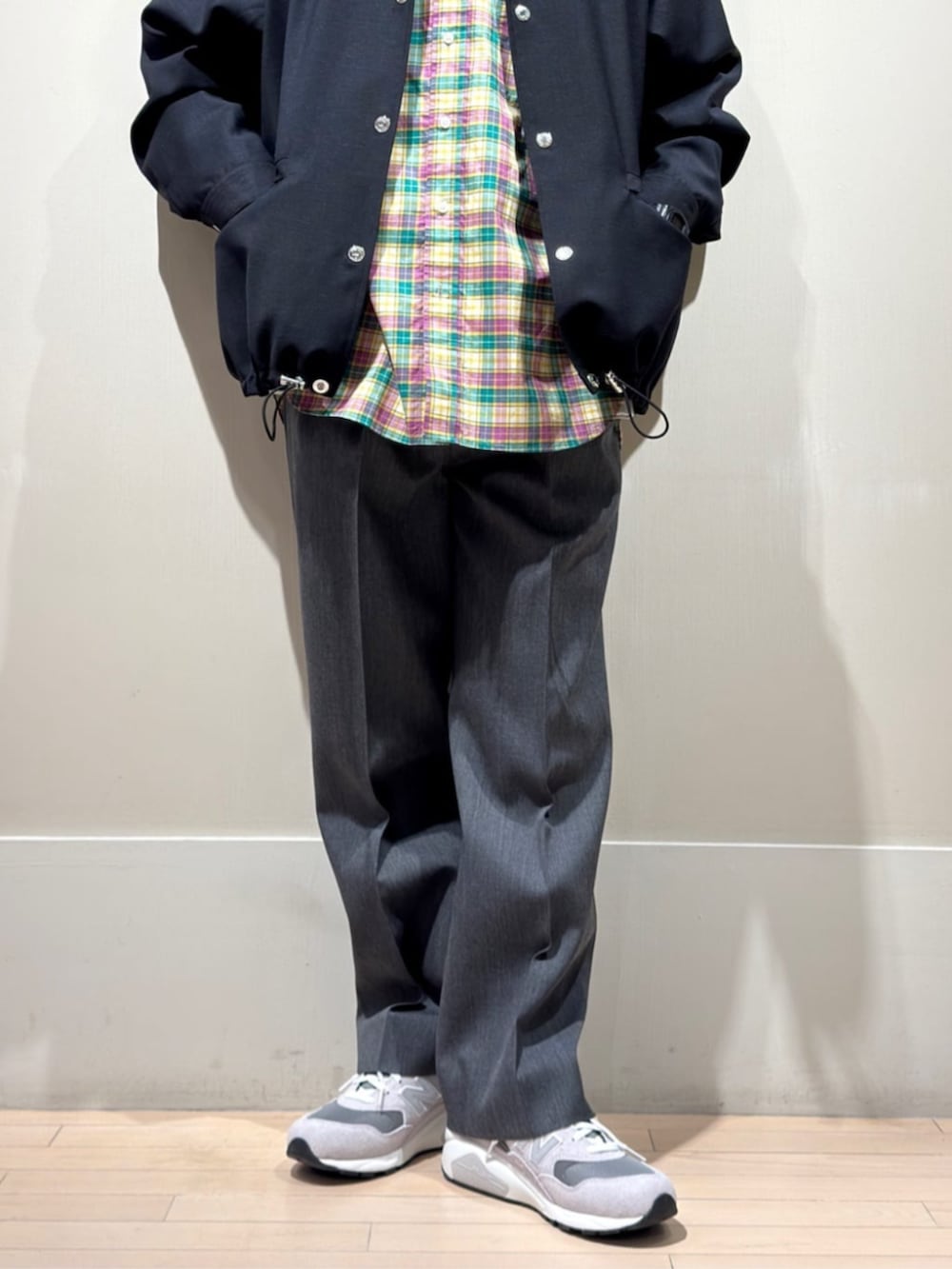 「TOMORROWLAND、トゥモローランド、MACKINTOSH、New Balance、別注、コーチジャケット、ブルゾン、スラックス、チェックシャツ、カジュアル、mt580、スニーカー」｜「TOMORROWLAND の【WEB先行予約・別注】MACKINTOSH CARRON ウール ショートブルゾン（ブルゾン、ブルー系）」を使った、Mashio_TOMORROWLANDさん（メンズ・175cm）の冬コーディネートの4枚目の写真