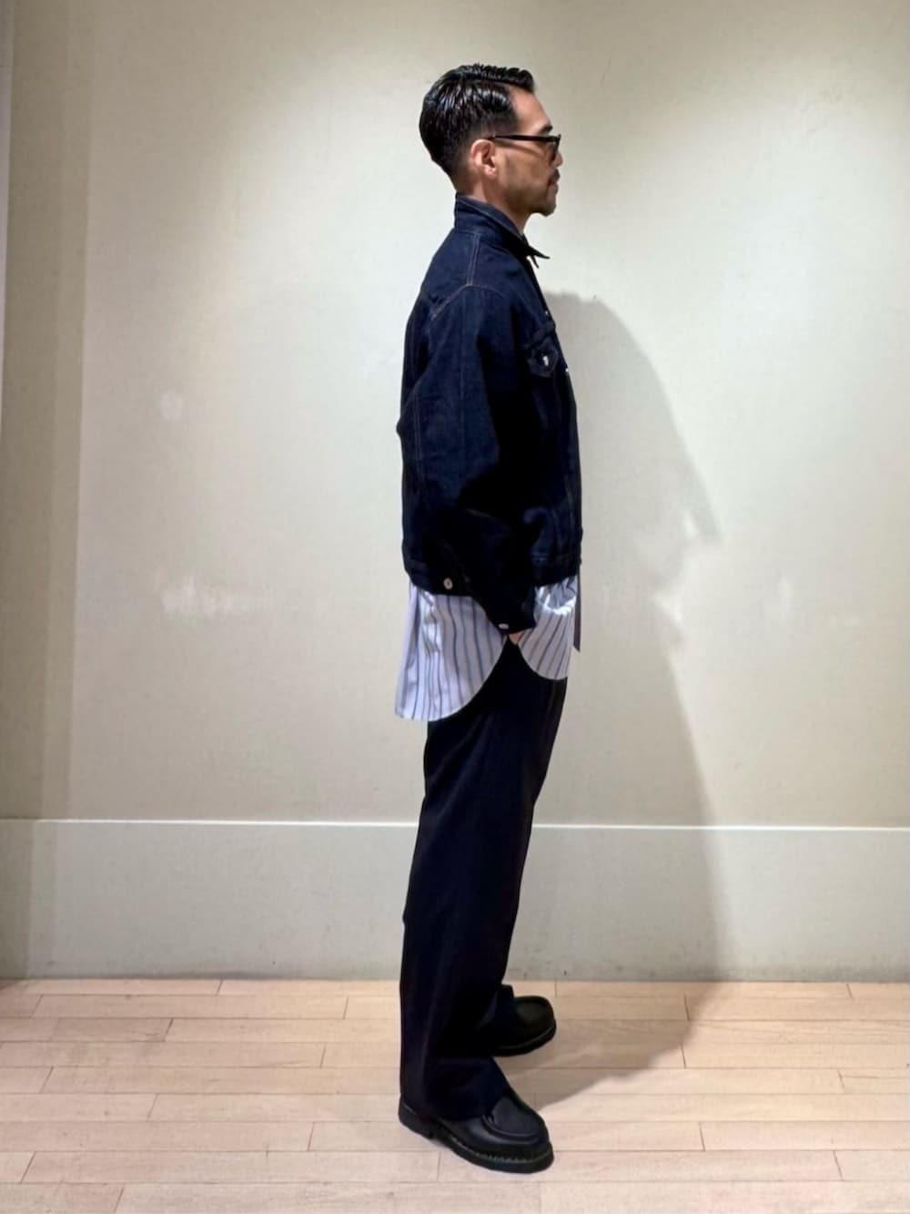 ブルー系のデニムジャケット、ブルー系のスラックス、ブルー系のシャツ/ブラウスを着用したメンズの秋コーディネートの4枚目の写真