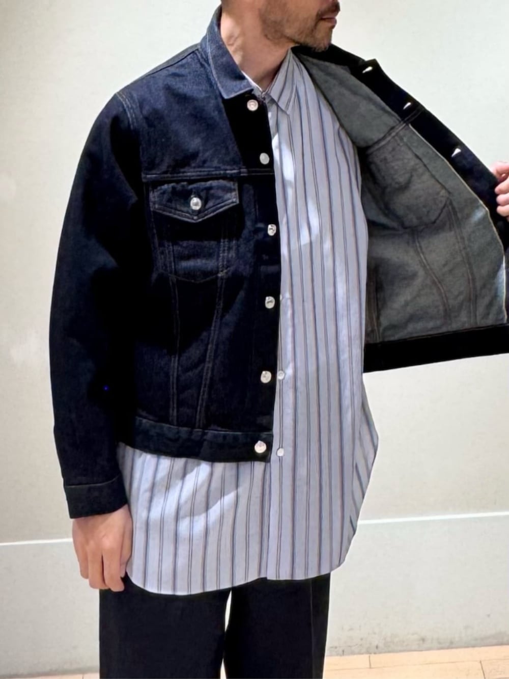 ブルー系のデニムジャケット、ブルー系のスラックス、ブルー系のシャツ/ブラウスを着用したメンズの秋コーディネートの2枚目の写真