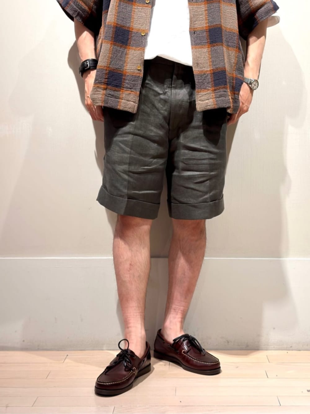 ベージュ系のシャツ/ブラウス、グリーン系のその他パンツ、ブラウン系のモカシン/デッキシューズを着用したメンズの夏コーディネートの4枚目の写真