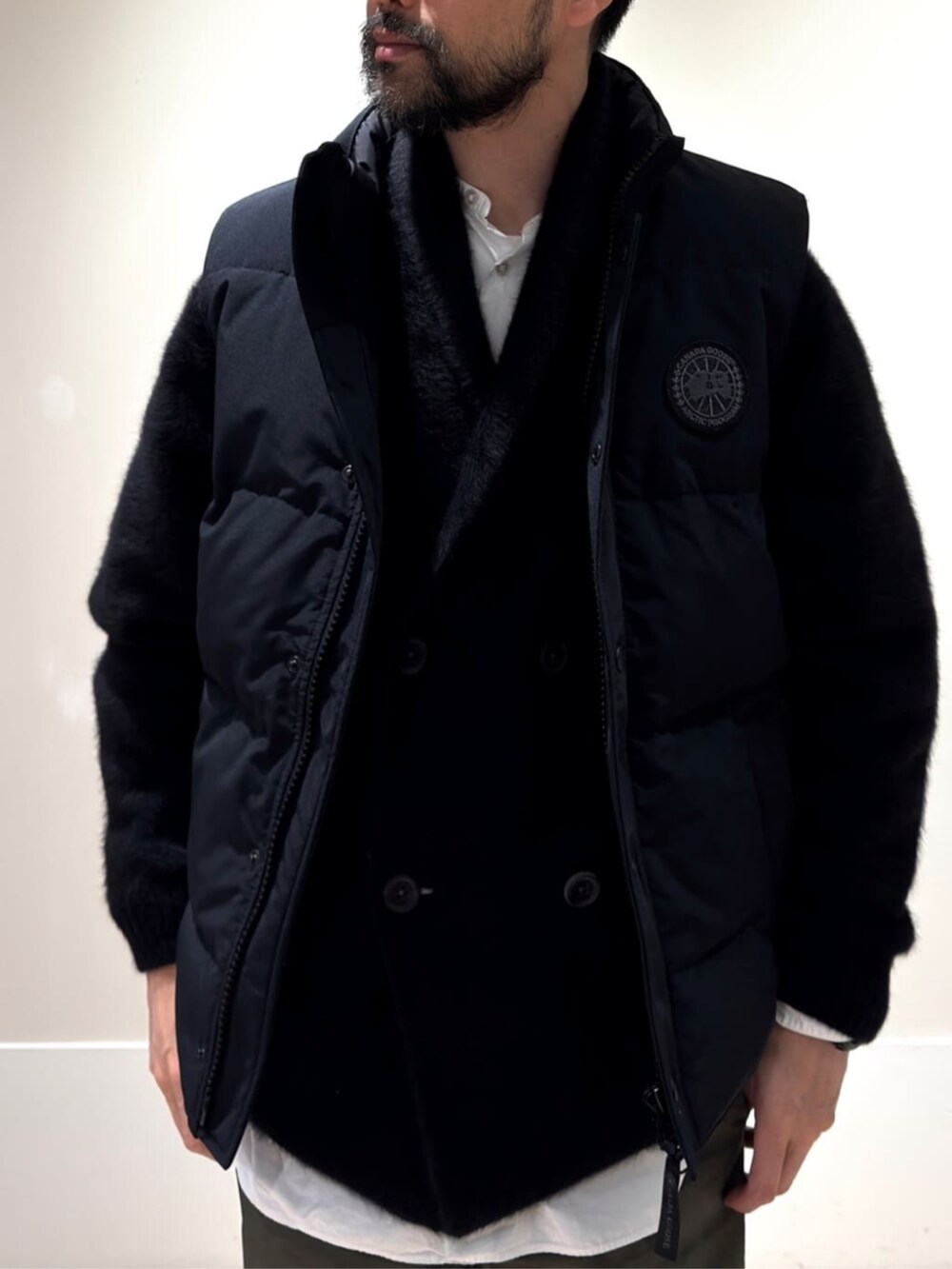 「TOMORROWLAND、トゥモローランド、ショールカラー、ショールカラーカーデ、カーディガン、CANADA GOOSE、Paraboot、ダウンベスト、デイリーカジュアル」｜「TOMORROWLAND のフォックスカシミヤ ショールカラーカーディガン（カーディガン/ボレロ、ブラック系）」を使った、Mashio_TOMORROWLANDさん（メンズ・175cm）の冬コーディネートの3枚目の写真