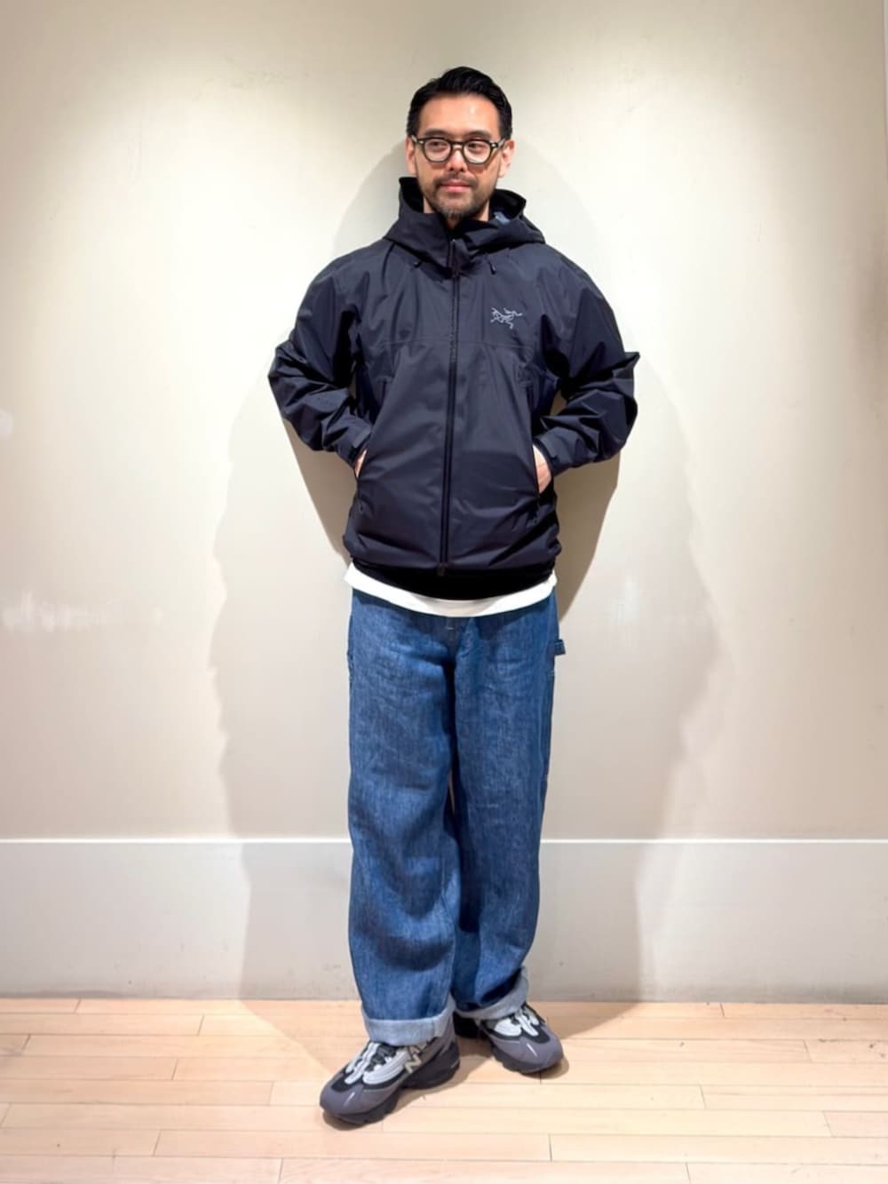 「TOMORROWLAND、TOMORROWLAND tricot、トゥモローランド、Lee、LEE、別注、ARC'TERYX、New Balance、ナイロンジャケット、ナイロンブルゾン、ゴアテックス、ペインターデニム、デニム、ニットポロ」｜「TOMORROWLAND の【別注】Lee Painter Pants 7オンスリネンデニム（デニムパンツ、ブルー系）」を使った、Mashio_TOMORROWLANDさん（メンズ・175cm）の春コーディネートの2枚目の写真