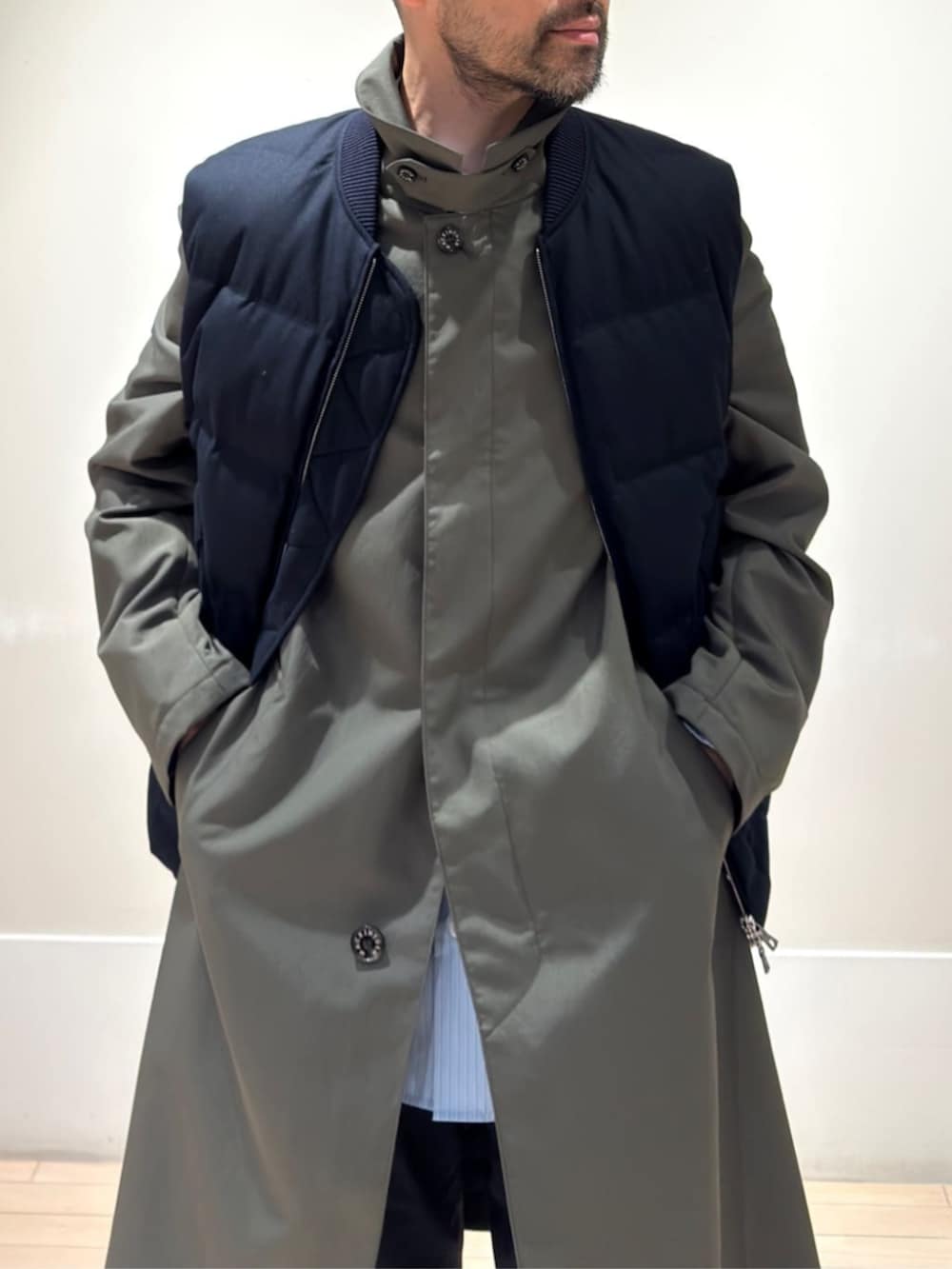 「TOMORROWLAND、トゥモローランド、MACKINTOSH、別注、ステンカラーコート、ダウンベスト、sanders、レイヤードスタイル、カーキ、カジュアル、チャッカブーツ」｜「TOMORROWLAND のウールシルクツイル ダウンベスト（ダウンベスト、ブルー系）」を使った、Mashio_TOMORROWLANDさん（メンズ・175cm）の冬コーディネートの4枚目の写真