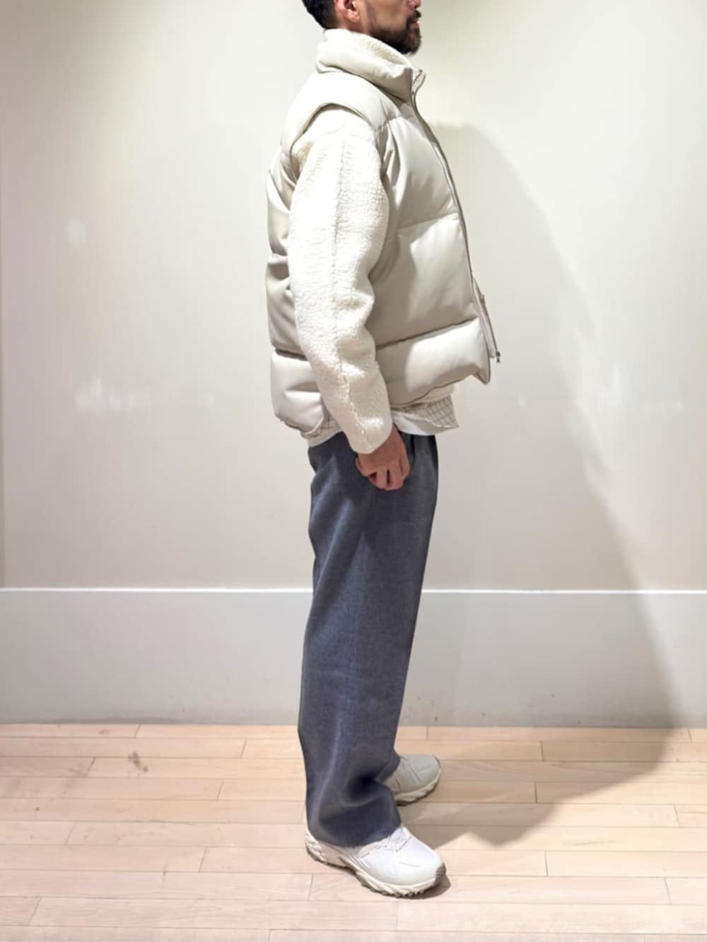 「TOMORROWLAND、トゥモローランド、New Balance、New Balance 610D、ダウンベスト、レザーダウン、レザーベスト、ニットブルゾン、チェックシャツ、ワントーンコーデ」｜「TOMORROWLAND のフランネラーナ 2タックワイドストレートパンツ（スラックス、グレー系）」を使った、Mashio_TOMORROWLANDさん（メンズ・175cm）の冬コーディネートの2枚目の写真