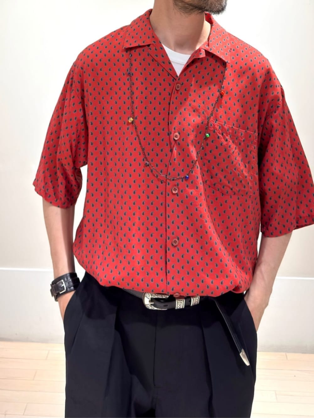 「TOMORROWLAND、トゥモローランド、GUY ROVER、mando、sanders、J&M DAVIDSON、BLANC..、半袖シャツ、別注、ミリタリーシャツ、ワイドパンツ、サングラス」｜「SANDERSの【別注】SANDERS MILITARY SANDAL スエード シューズ（サンダル、ブラック系）」を使った、Mashio_TOMORROWLANDさん（メンズ・175cm）の夏コーディネートの2枚目の写真