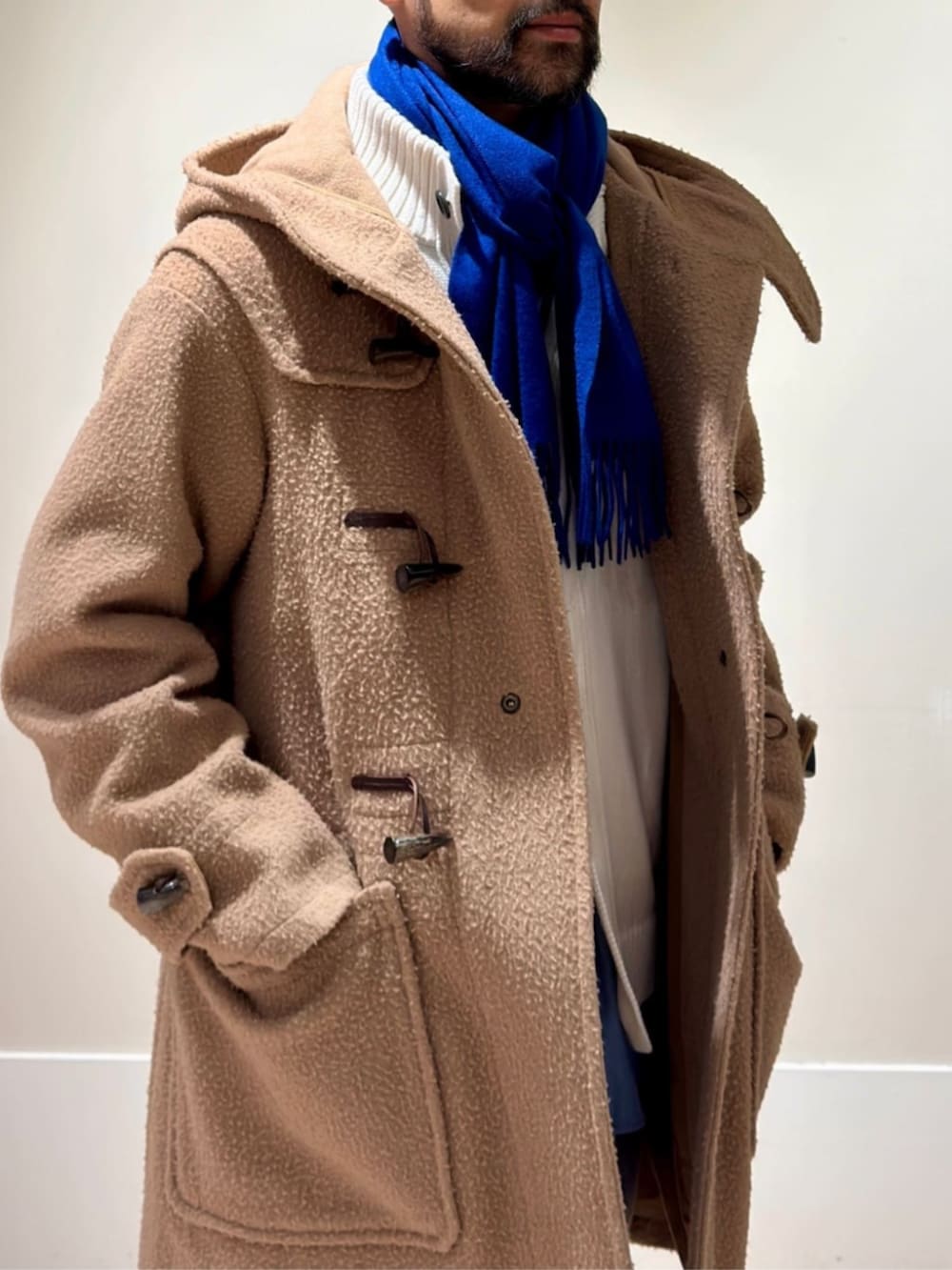 「TOMORROWLAND、トゥモローランド、TOMORROWLAND tricot、gloverall、MAISON et VOYAGE、ダッフルコート、別注、ブルー、カシミヤストール、カーディガン、ウエスタンシャツ、デニムシャツ、カジュアル」｜「TOMORROWLAND のコットンデニム ウエスタンシャツ（シャツ/ブラウス、ブルー系）」を使った、Mashio_TOMORROWLANDさん（メンズ・175cm）の秋コーディネートの3枚目の写真
