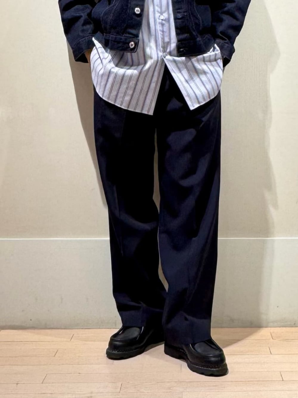 ブルー系のデニムジャケット、ブルー系のスラックス、ブルー系のシャツ/ブラウスを着用したメンズの秋コーディネートの3枚目の写真