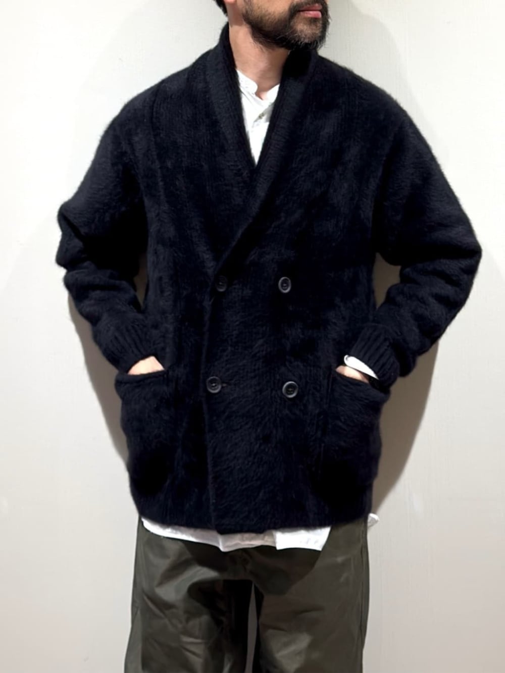 「TOMORROWLAND、トゥモローランド、ショールカラー、ショールカラーカーデ、カーディガン、CANADA GOOSE、Paraboot、ダウンベスト、デイリーカジュアル」｜「TOMORROWLAND のフォックスカシミヤ ショールカラーカーディガン（カーディガン/ボレロ、ブラック系）」を使った、Mashio_TOMORROWLANDさん（メンズ・175cm）の冬コーディネートの4枚目の写真