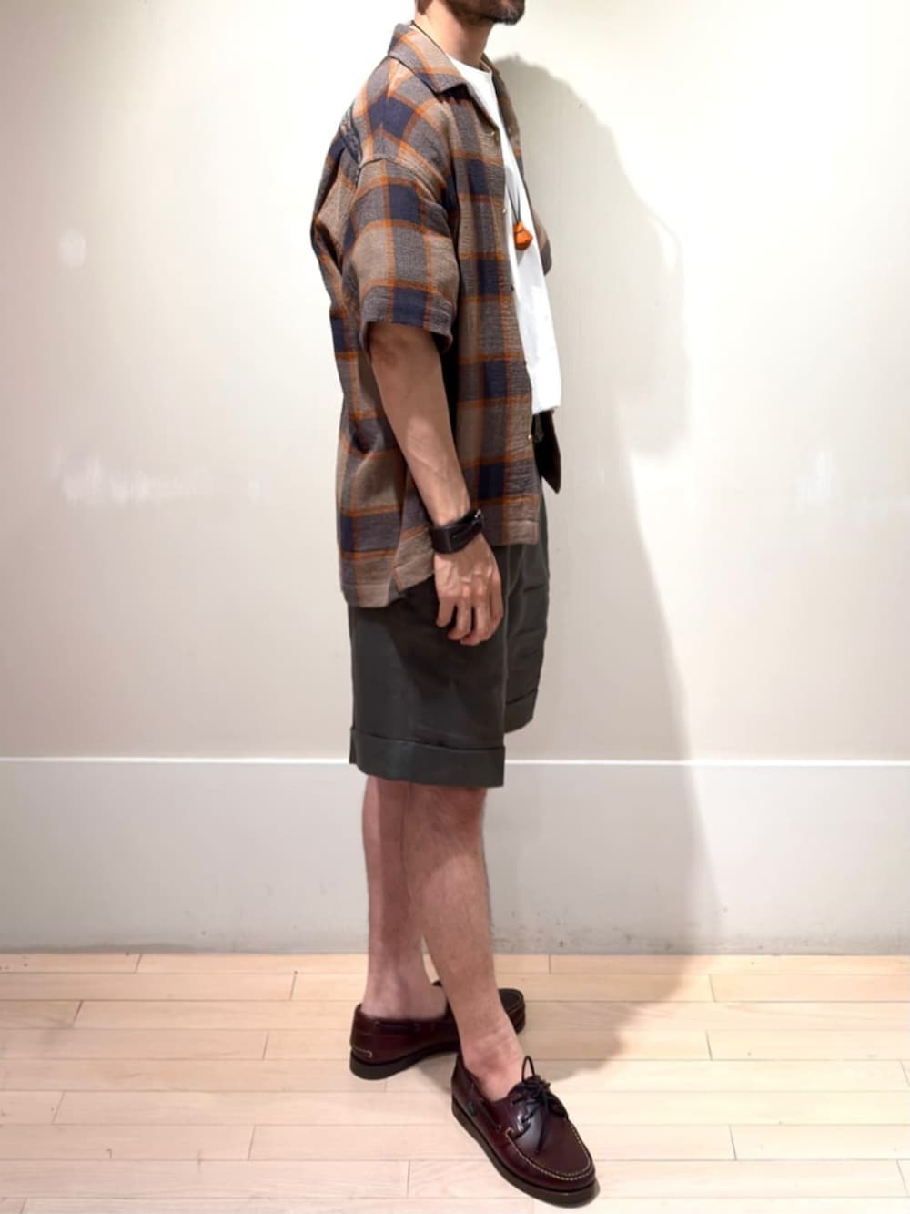 ベージュ系のシャツ/ブラウス、グリーン系のその他パンツ、ブラウン系のモカシン/デッキシューズを着用したメンズの夏コーディネートの2枚目の写真