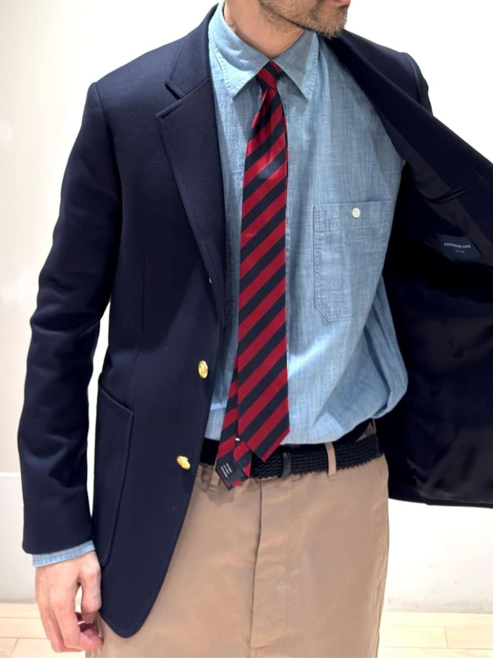ブルー系のシャツ/ブラウス、レッド系のネクタイ、ブラック系のベルトを着用したメンズの秋コーディネートの3枚目の写真