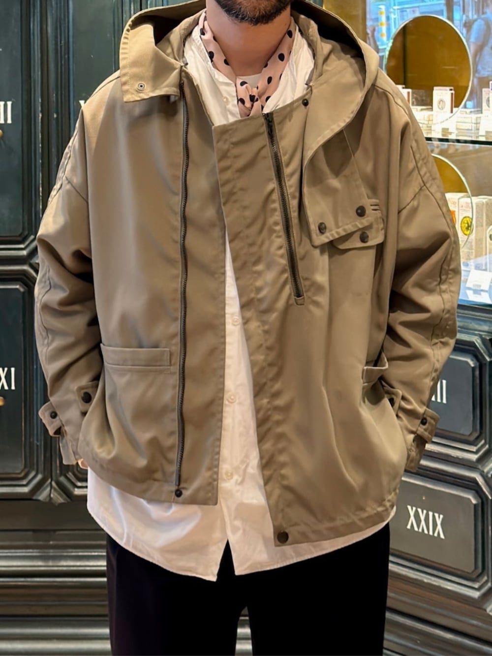 「TOMORROWLAND、トゥモローランド、MAISON et VOYAGE、ブルゾン、ナイロンジャケット、ナイロンブルゾン、SALOMON、スカーフ、カジュアル」｜「TOMORROWLAND のナイロンオックス スタンドブルゾン（ブルゾン、イエロー系）」を使った、Mashio_TOMORROWLANDさん（メンズ・175cm）の秋コーディネートの3枚目の写真