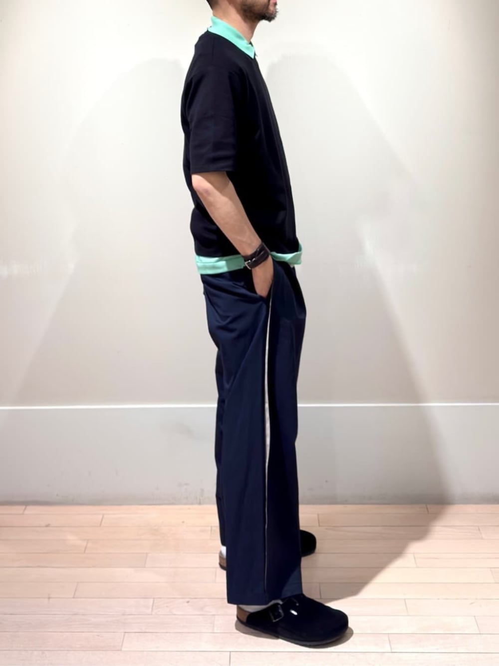 「TOMORROWLAND、トゥモローランド、LACOSTE、TOMORROWLAND tricot、シーアイランドコットン、ポロシャツ、グリーン、レイヤードスタイル、レザーリュック、レザーバックパック、カジュアル」｜「TOMORROWLAND のTOMORROWLAND Tricot シーアイランドコットン ハーフスリーブクルーネックニット（ニット/セーター、ブラック系）」を使った、Mashio_TOMORROWLANDさん（メンズ・175cm）の春コーディネートの3枚目の写真