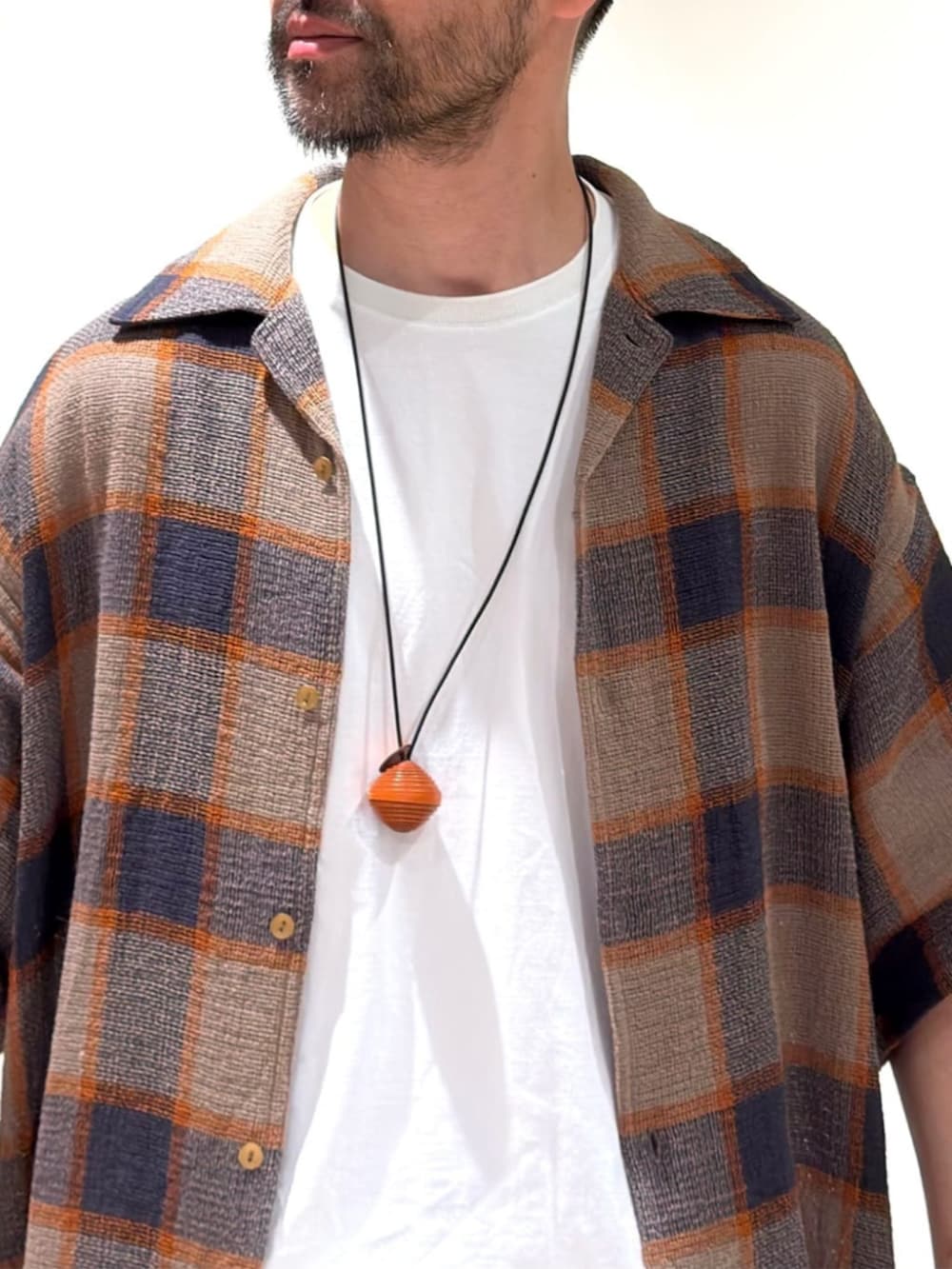 ベージュ系のシャツ/ブラウス、グリーン系のその他パンツ、ブラウン系のモカシン/デッキシューズを着用したメンズの夏コーディネートの3枚目の写真