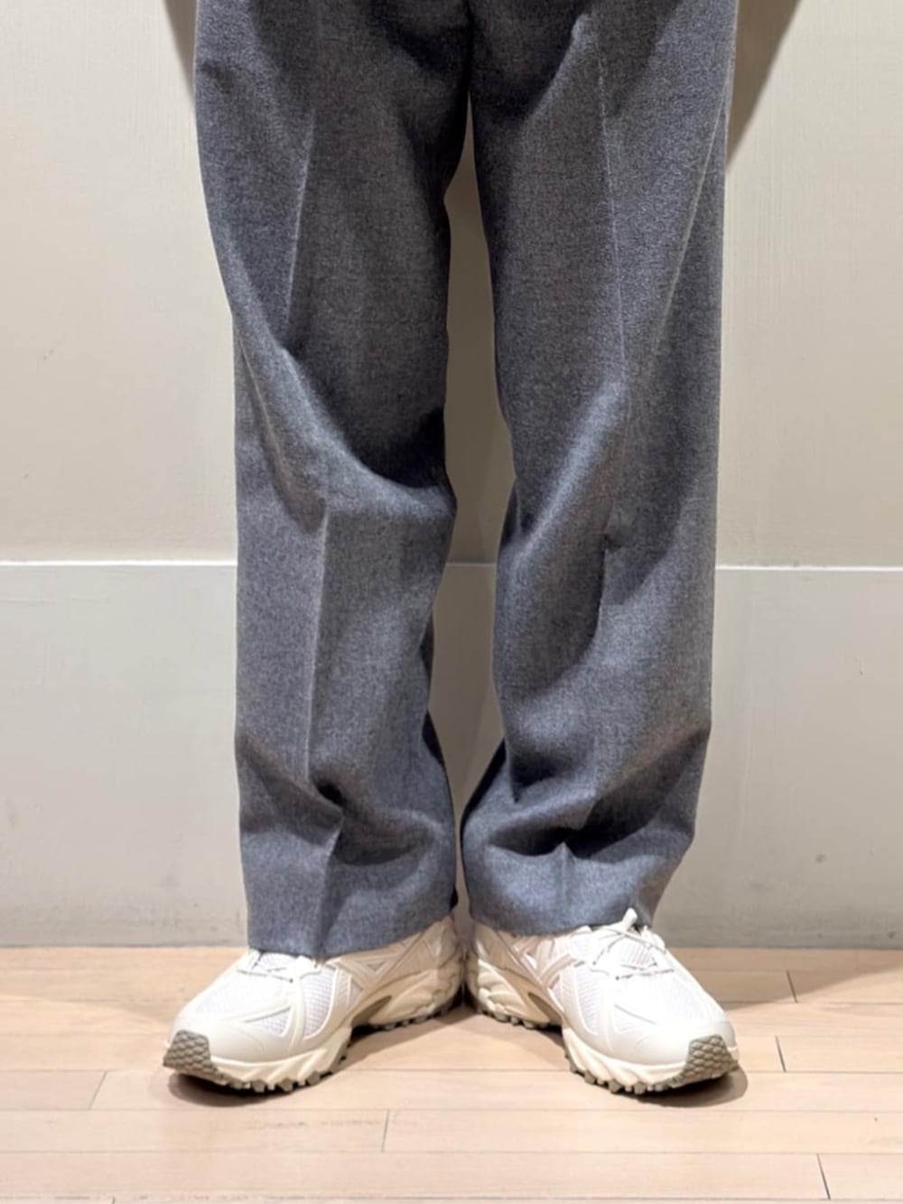 「TOMORROWLAND、トゥモローランド、New Balance、New Balance 610D、ダウンベスト、レザーダウン、レザーベスト、ニットブルゾン、チェックシャツ、ワントーンコーデ」｜「TOMORROWLAND のフランネラーナ 2タックワイドストレートパンツ（スラックス、グレー系）」を使った、Mashio_TOMORROWLANDさん（メンズ・175cm）の冬コーディネートの4枚目の写真