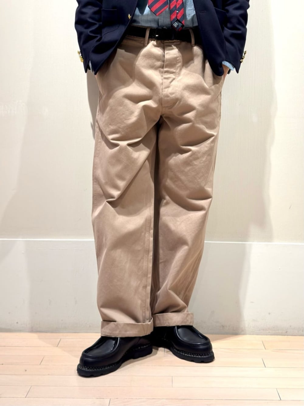 ブルー系のシャツ/ブラウス、レッド系のネクタイ、ブラック系のベルトを着用したメンズの秋コーディネートの4枚目の写真