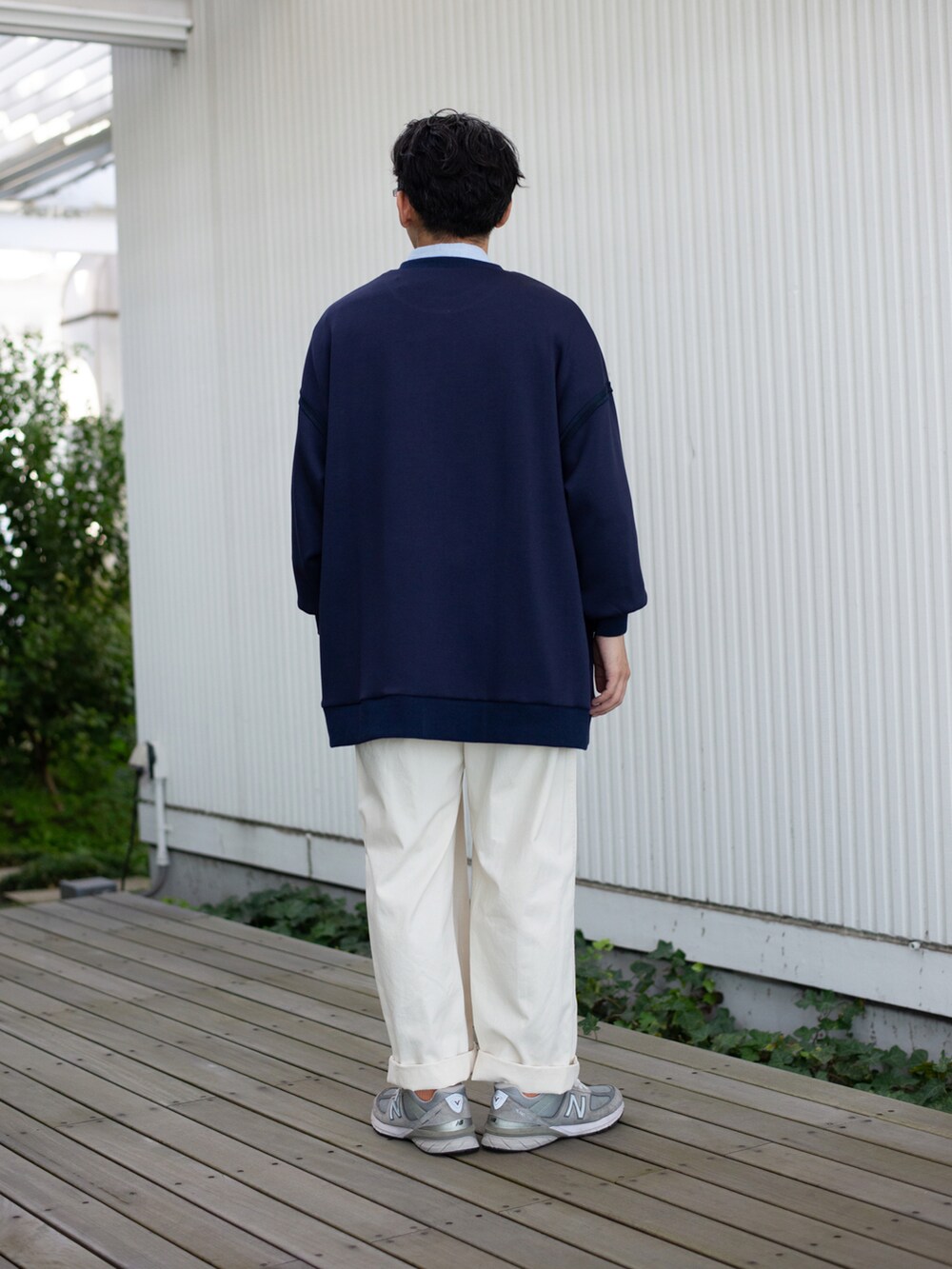 ブルー系のシャツ/ブラウス、ブラック系のTシャツ/カットソー、ホワイト系のその他パンツを着用したメンズの秋コーディネートの3枚目の写真