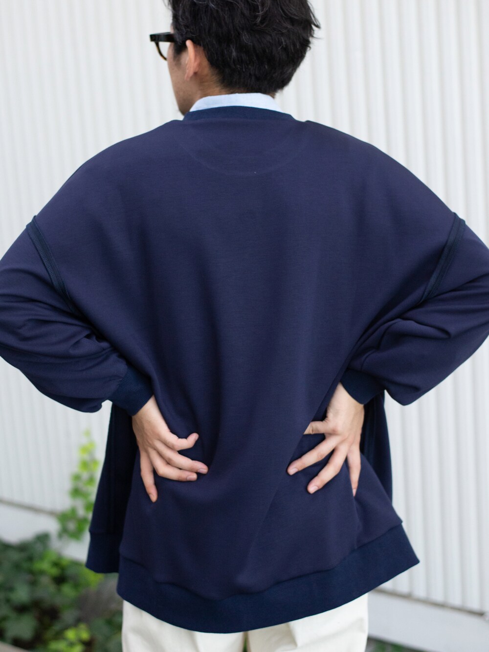 ブルー系のシャツ/ブラウス、ブラック系のTシャツ/カットソー、ホワイト系のその他パンツを着用したメンズの秋コーディネートの5枚目の写真