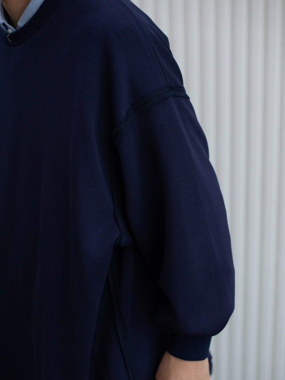 ブルー系のシャツ/ブラウス、ブラック系のTシャツ/カットソー、ホワイト系のその他パンツを着用したメンズの秋コーディネートの4枚目の写真