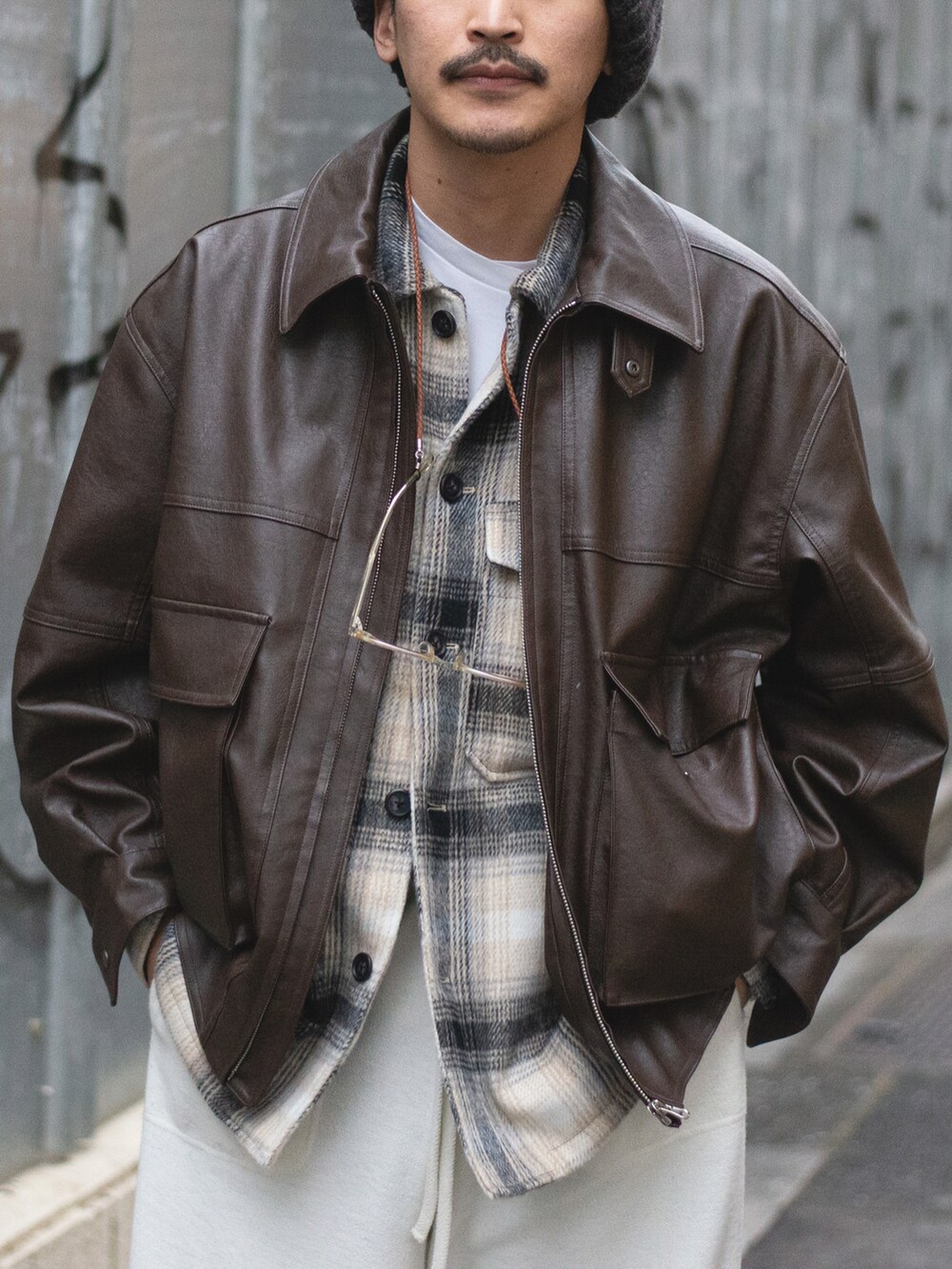 ホワイト系のその他パンツ、ブラウン系のブルゾン、ブラウン系のブルゾンを着用したメンズの冬コーディネートの4枚目の写真