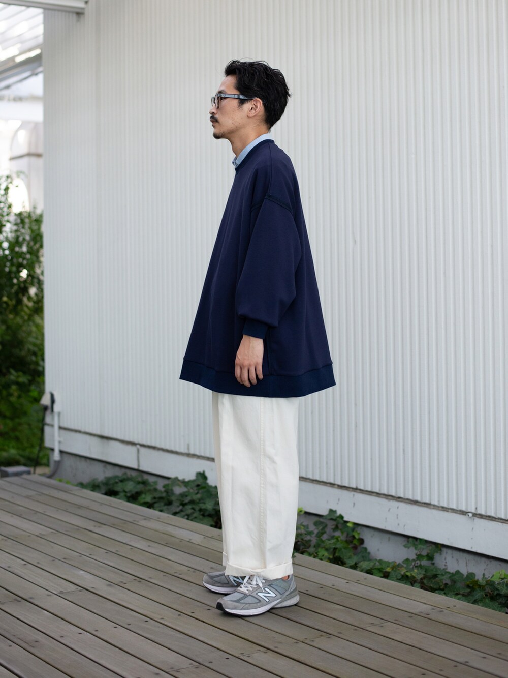 ブルー系のシャツ/ブラウス、ブラック系のTシャツ/カットソー、ホワイト系のその他パンツを着用したメンズの秋コーディネートの2枚目の写真