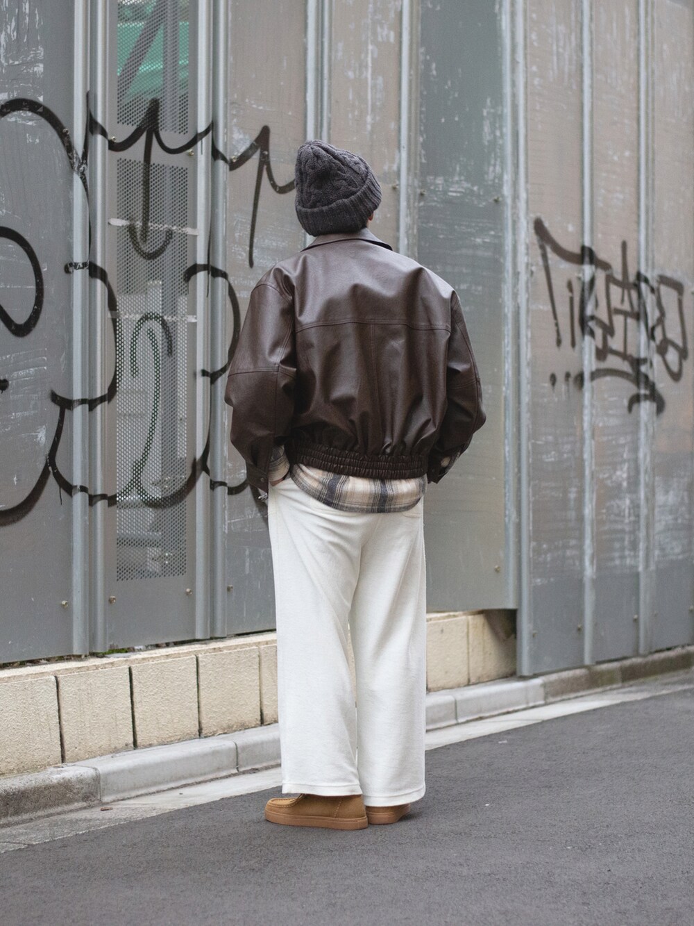 ホワイト系のその他パンツ、ブラウン系のブルゾン、ブラウン系のブルゾンを着用したメンズの冬コーディネートの3枚目の写真