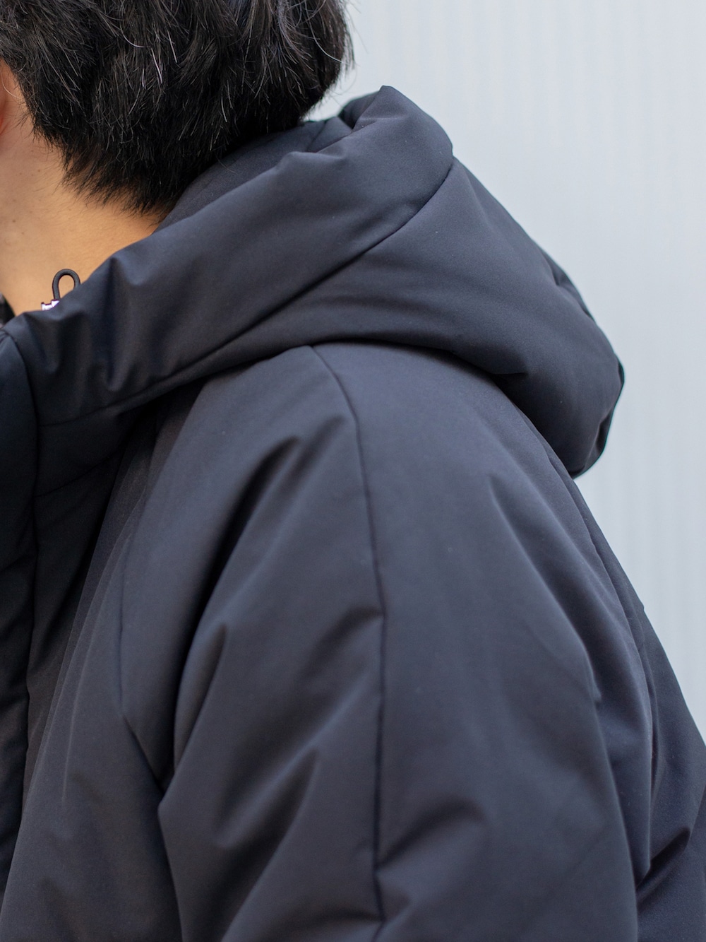 ベージュ系のブルゾン、ホワイト系のニット/セーター、ブラック系のその他パンツを着用したメンズの秋コーディネートの5枚目の写真