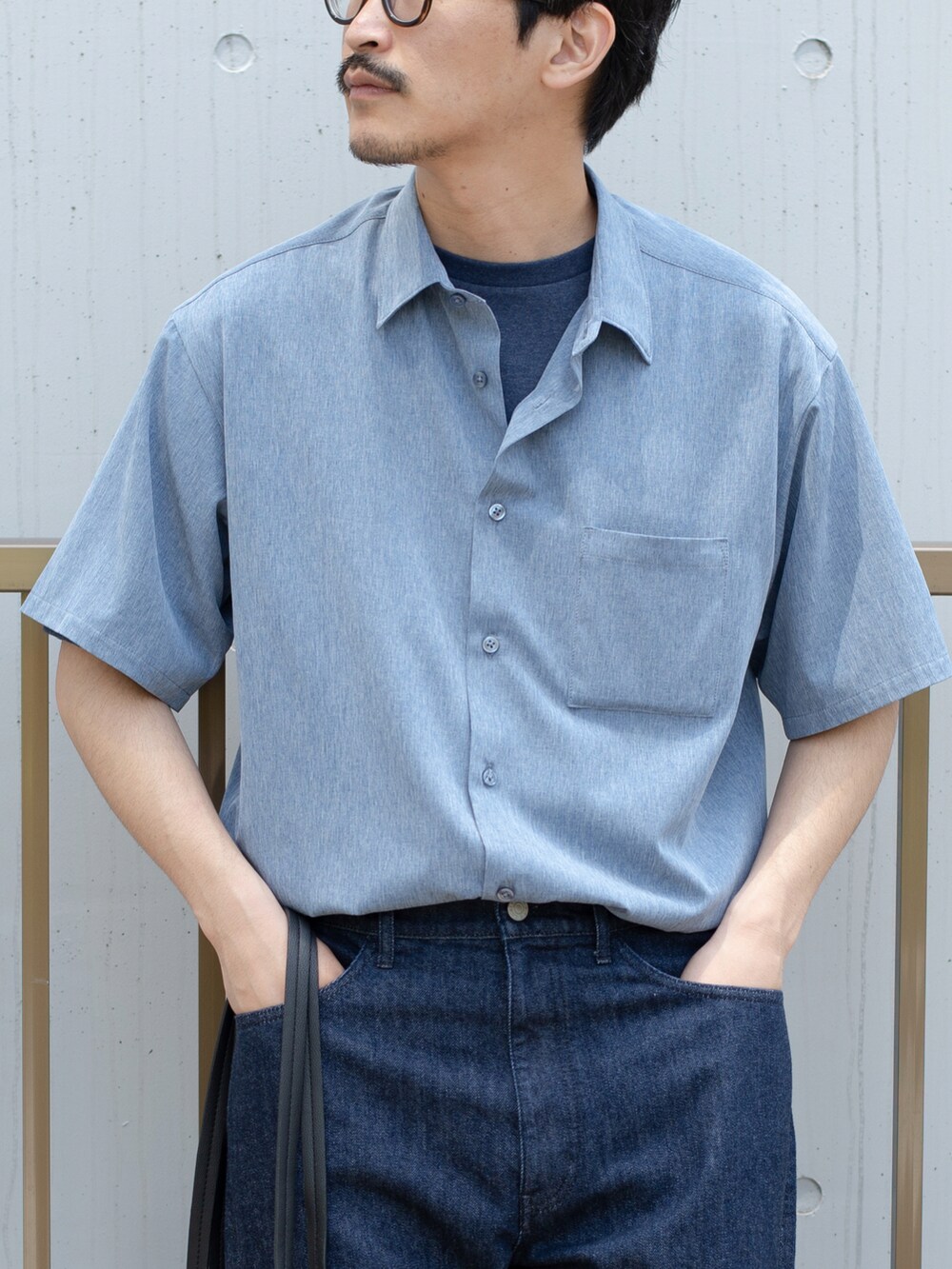 ブルー系のTシャツ/カットソー、ブルー系のシャツ/ブラウス、ブルー系のデニムパンツを着用したメンズの春コーディネートの4枚目の写真