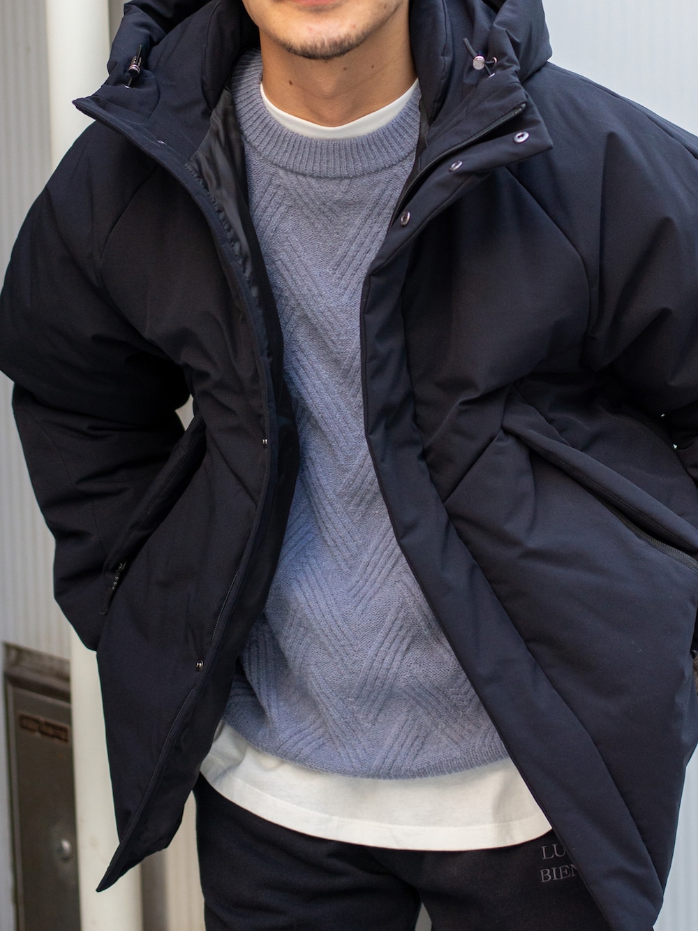 ベージュ系のブルゾン、ホワイト系のニット/セーター、ブラック系のその他パンツを着用したメンズの秋コーディネートの4枚目の写真