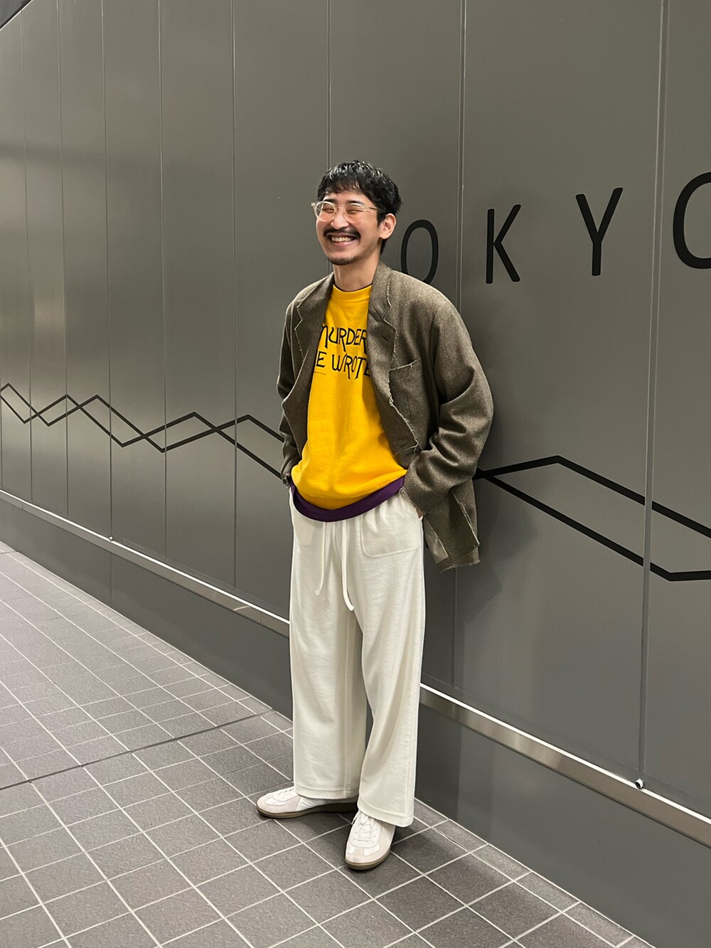 ホワイト系のその他パンツを着用したメンズの冬コーディネートの2枚目の写真